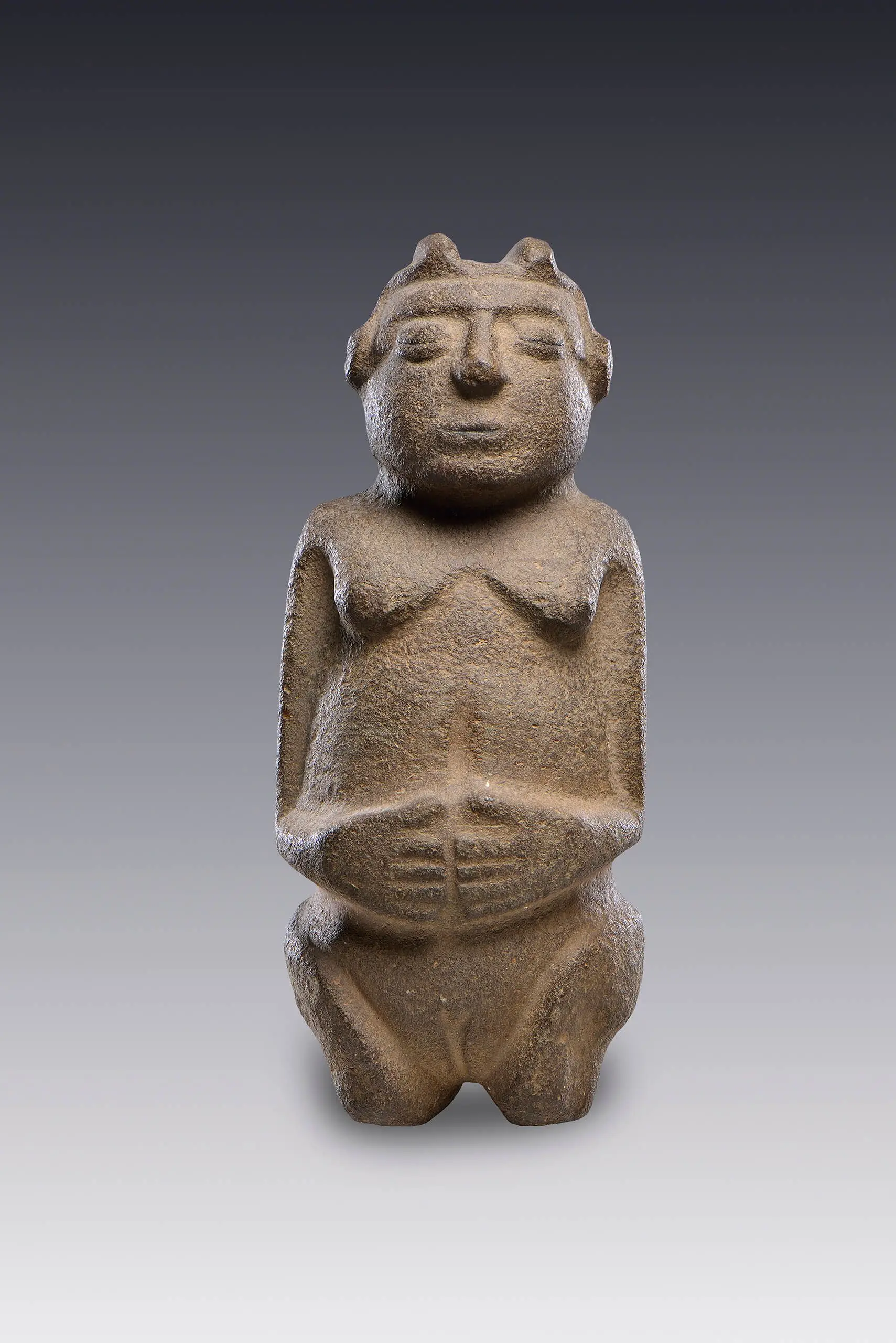 Figura femenina con los brazos sobre el abdomen by Tradicion Mezcala