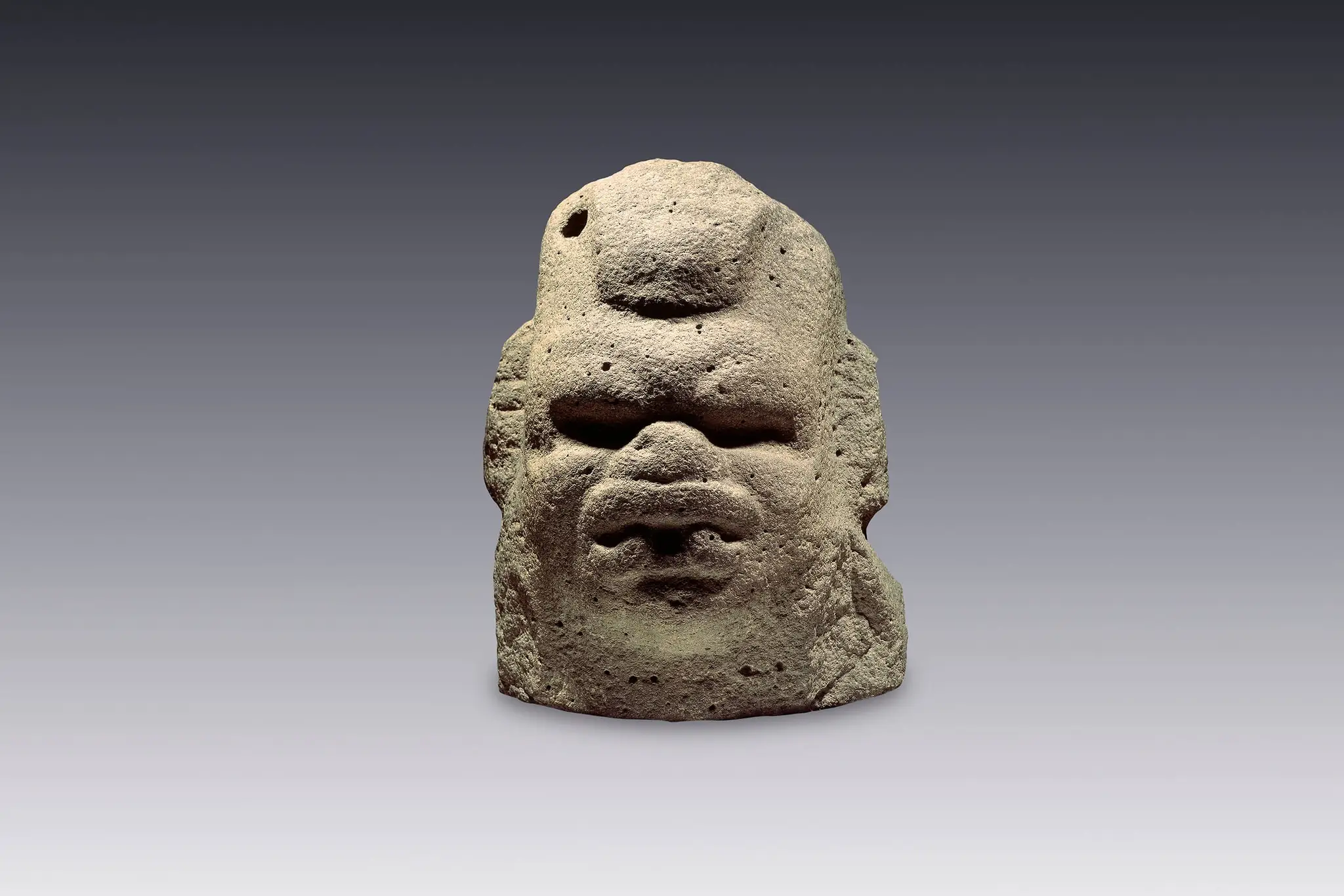 Cabeza desprendida de una escultura antropomorfa by Olmeca