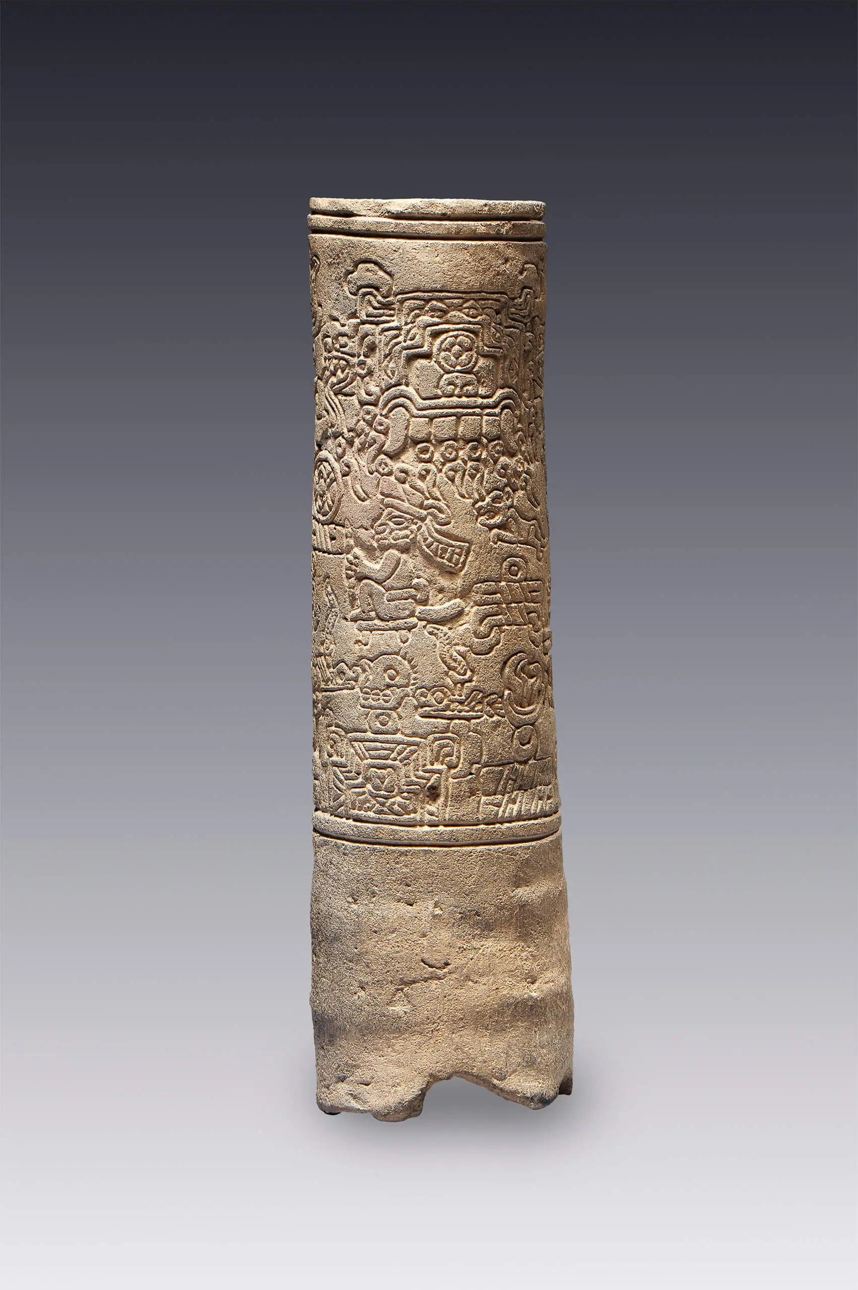 Cilindro con imagenes e inscripciones zapotecas que registran una conquista del senor 1 muerte by Zapoteca
