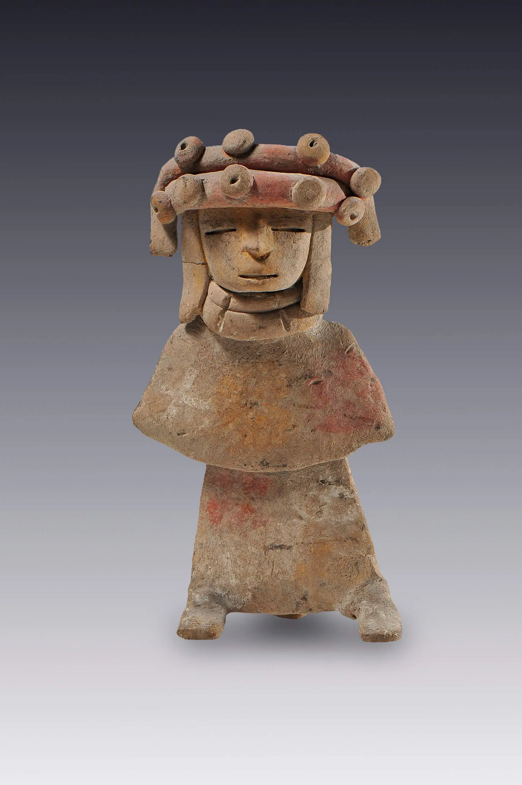 Figura antropomorfa con manto y tocado by Teotihuacana