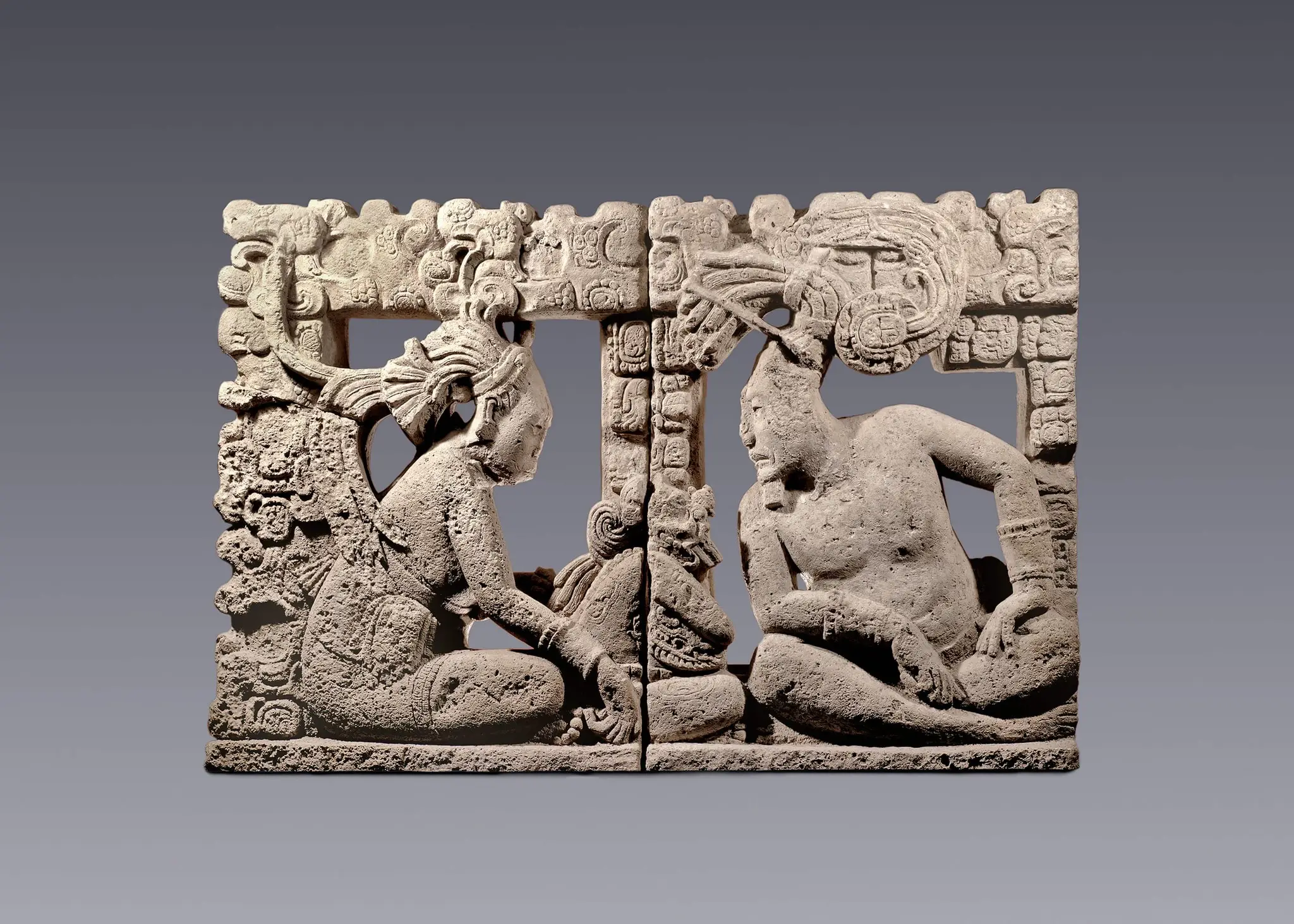 Respaldo de trono con un soberano, un cortesano (posiblemente una mujer) y una deidad en el centro by Maya