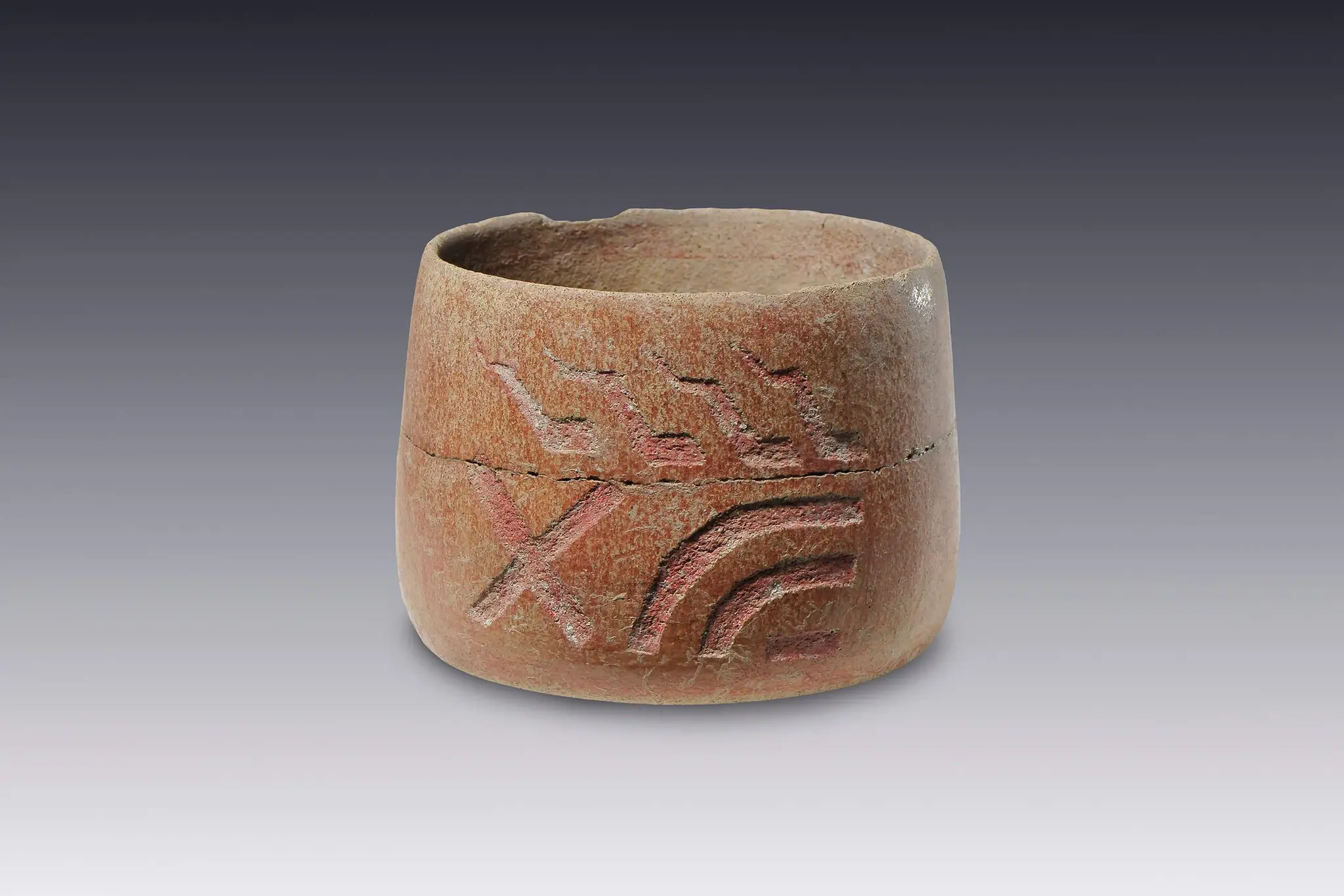 Vasija con simbolos abstractos by Tlatilco