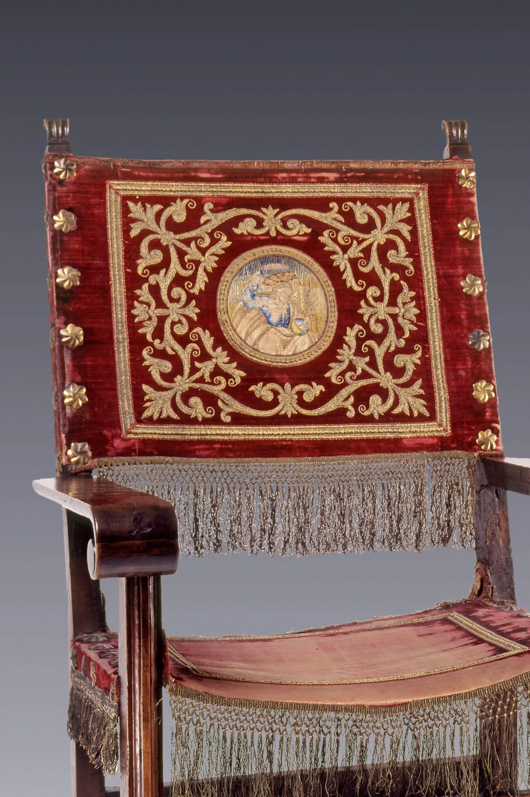 Sillas de brazos (con partes y textiles antiguos) by Anonimo