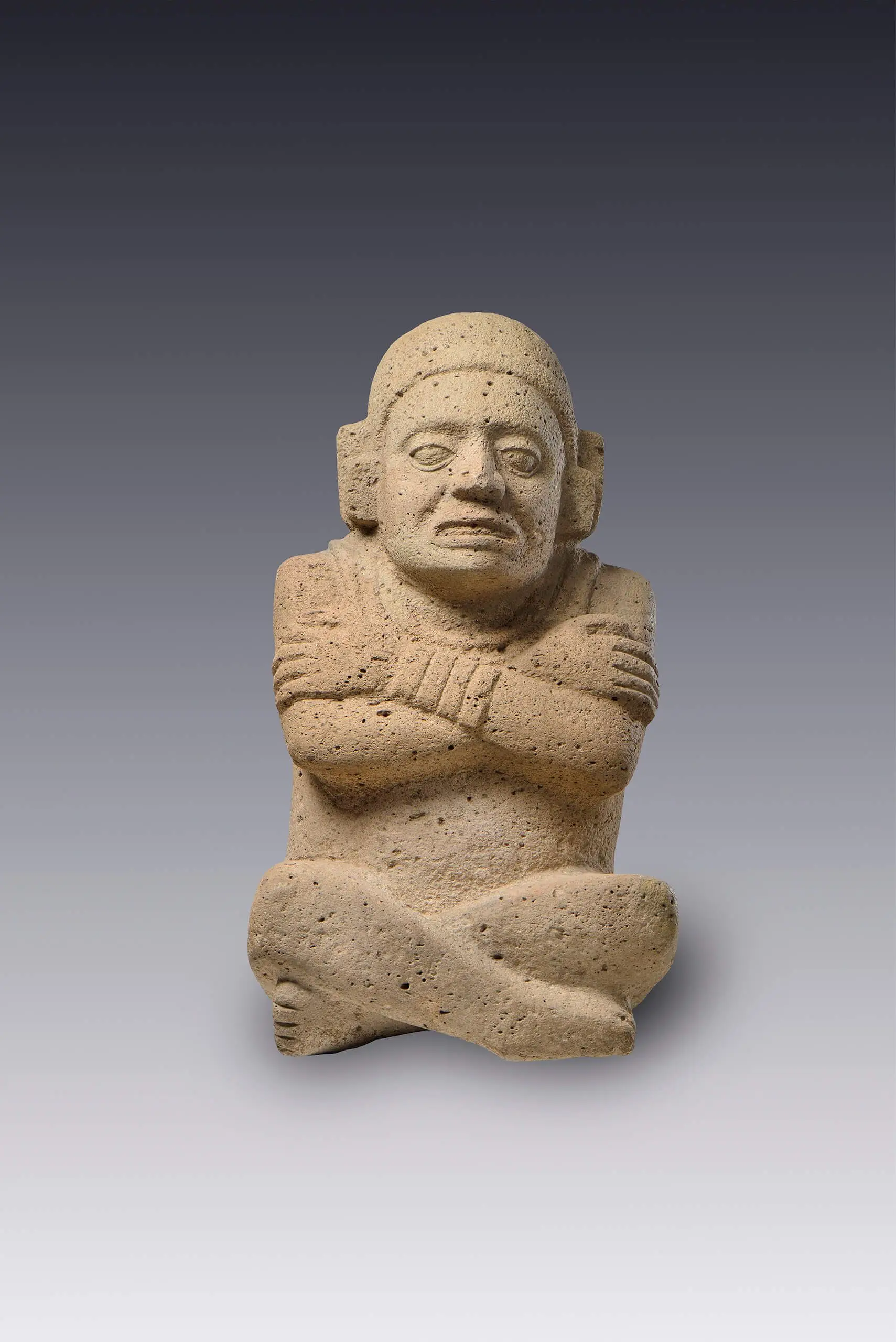 Hombre sentado con brazos y piernas cruzadas by Mexica
