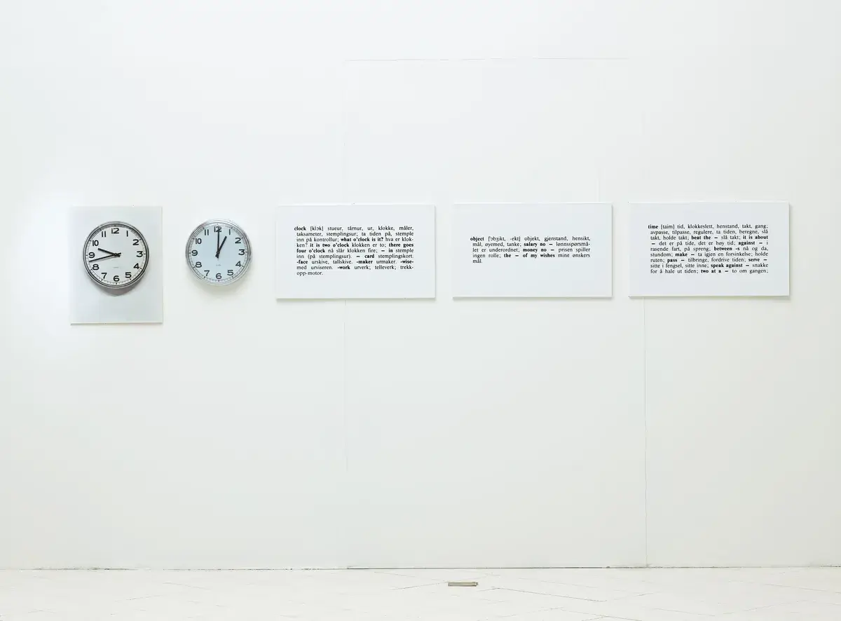 Klokke (en og fem) [engelsk - norsk] [Installasjon] by Kosuth, Joseph
