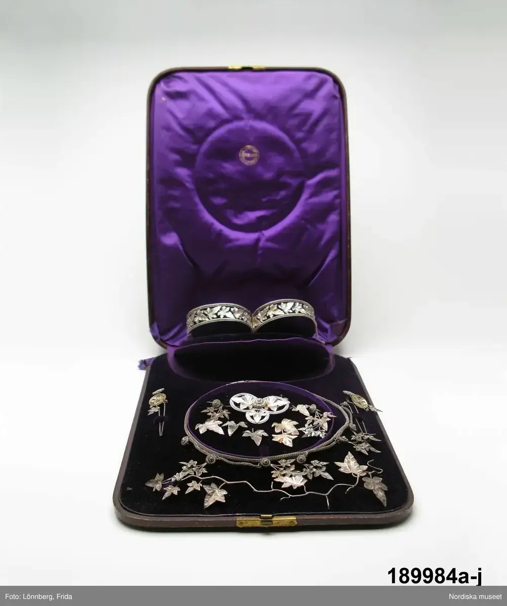 Silverbröllopsgarnityr by Unknown artist