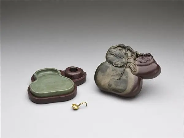Songhua inkstone with lid in persimmon shape by Unknown artist