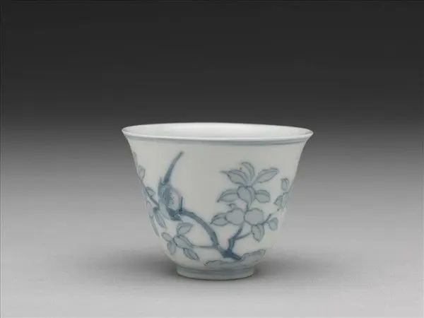 Porcelain cup with a scene of birds perched in fruiting trees in underglaze blue by Unknown artist