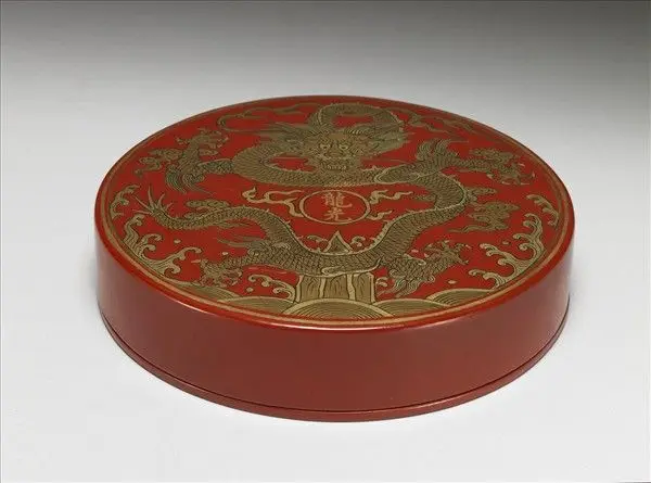 Red-lacquered box with dragon decoration by Unknown artist