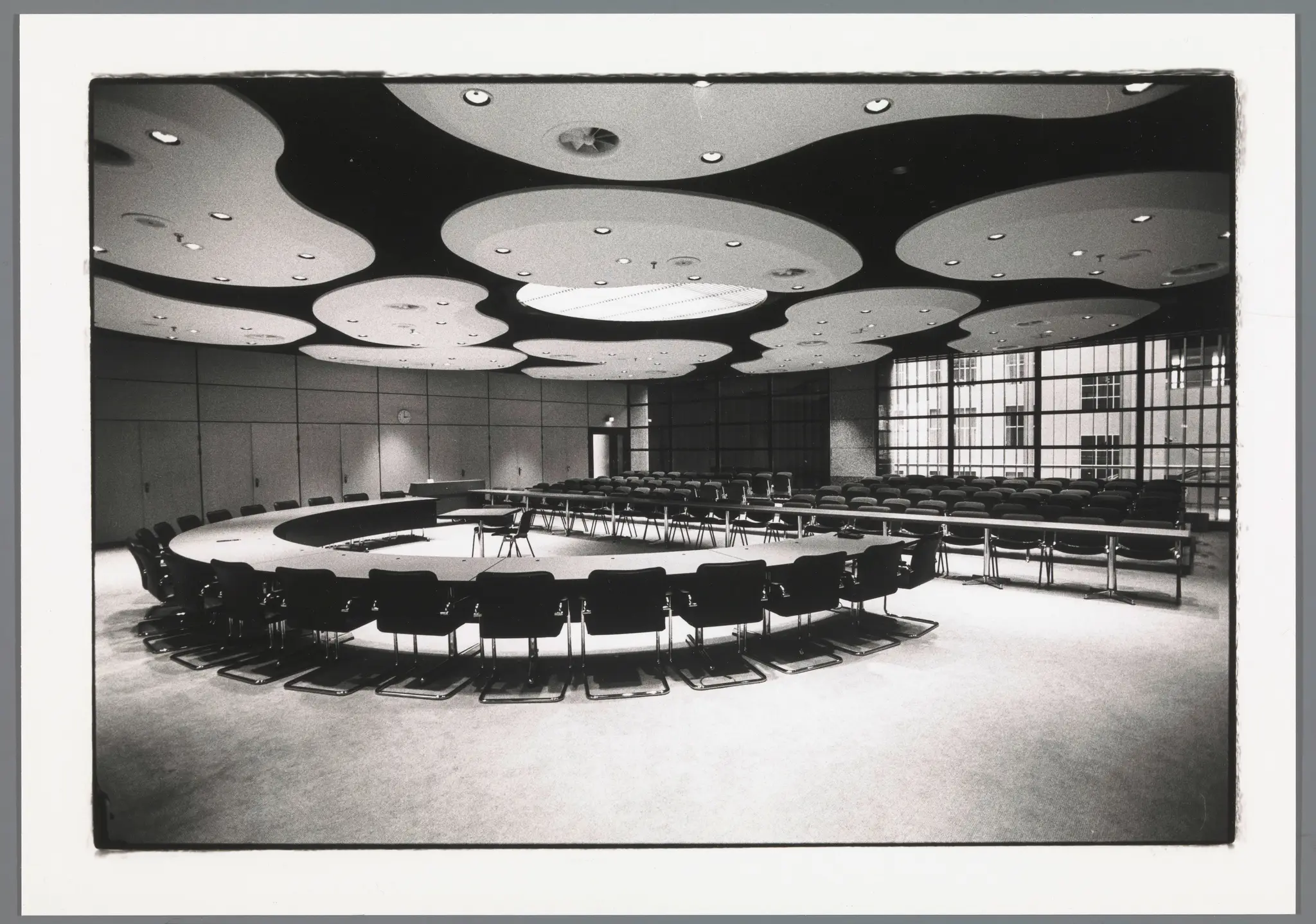 Interieur van een commissievergaderzaal in de Tweede Kamer by Vincent Samuel Mentzel
