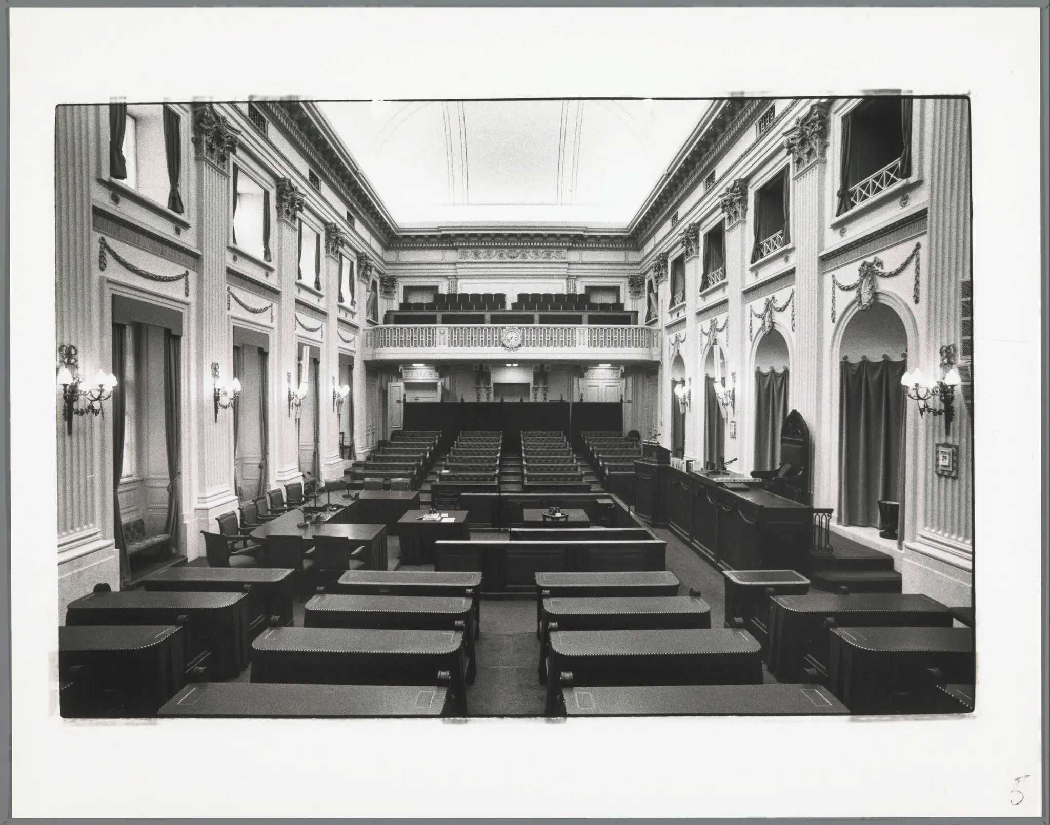 Interieur van de (lege) vergaderzaal van de Tweede Kamer (Oude Zaal) met rechts de voorzittersstoel en links de regeringstafel by Vincent Samuel Mentzel