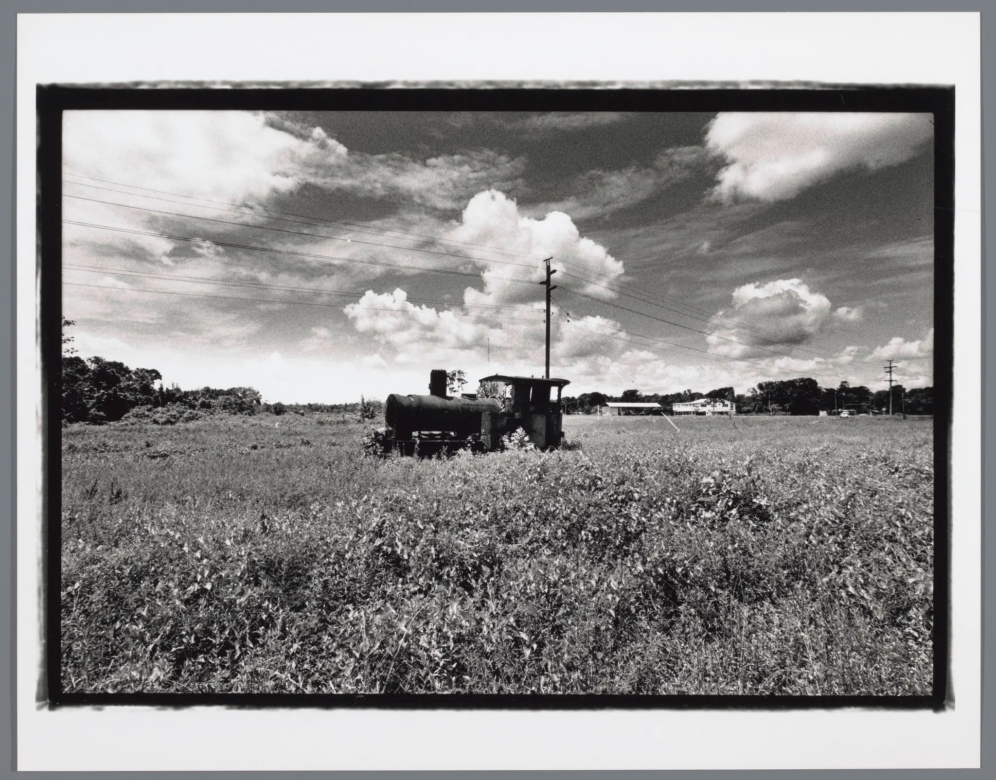 Gezicht op een ongebruikte locomotief in een landschap in Suriname by Vincent Samuel Mentzel