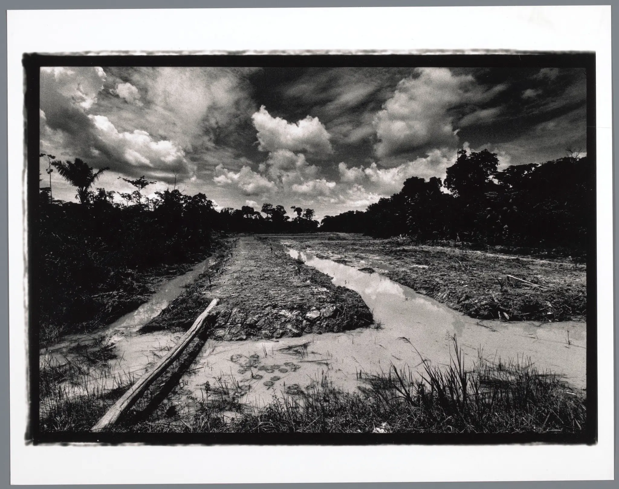 Gezicht op een landschap met water en bos in Suriname by Vincent Samuel Mentzel