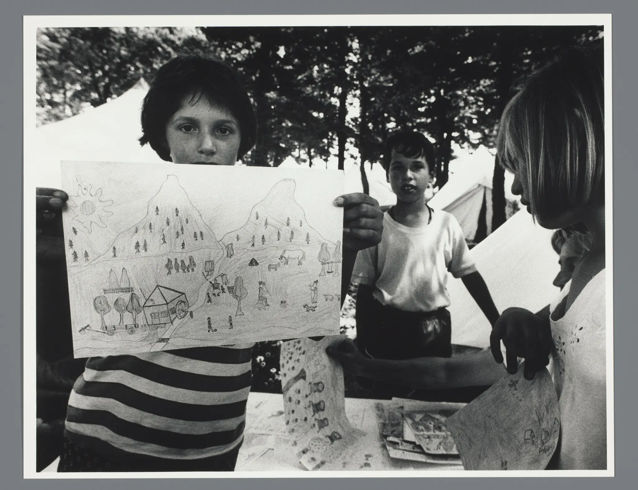 Onbekende jongen die zijn tekening laat zien in een vluchtelingenkamp in Gasinci, Kroatië by Unknown artist