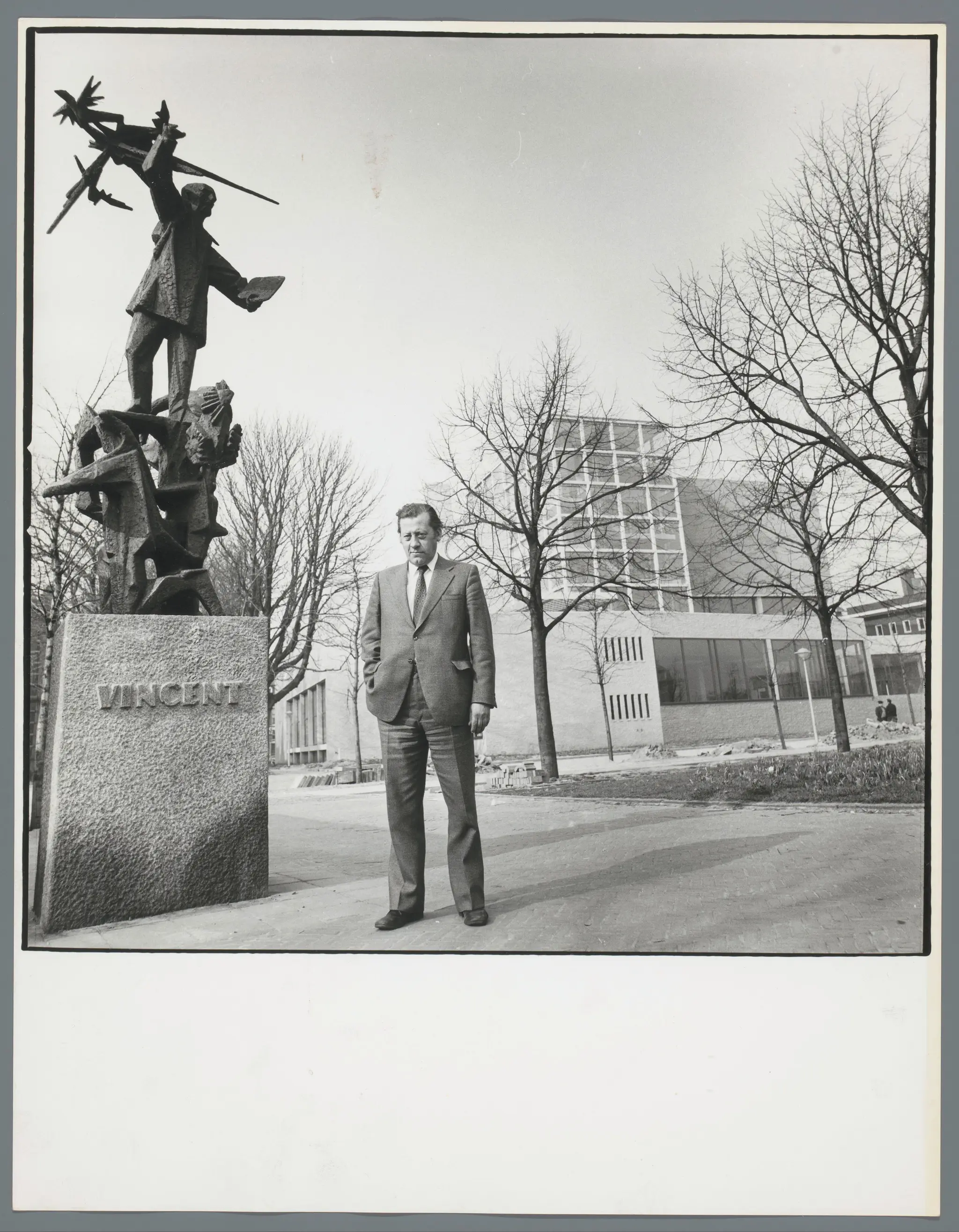 Emile Meijer voor het Van Gogh Museum te Amsterdam by Vincent Samuel Mentzel