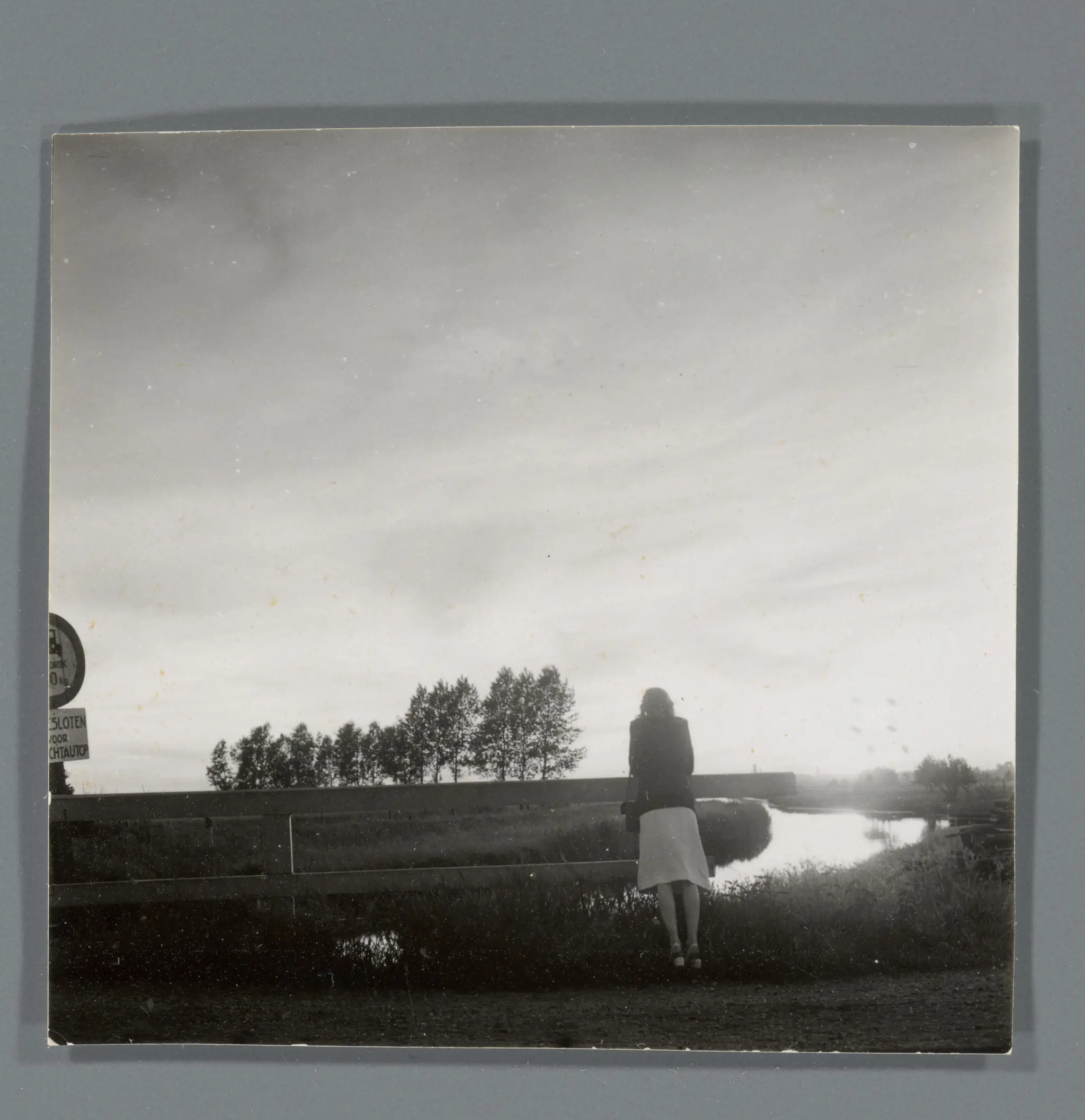 Vrouw in een landschap by Unknown artist