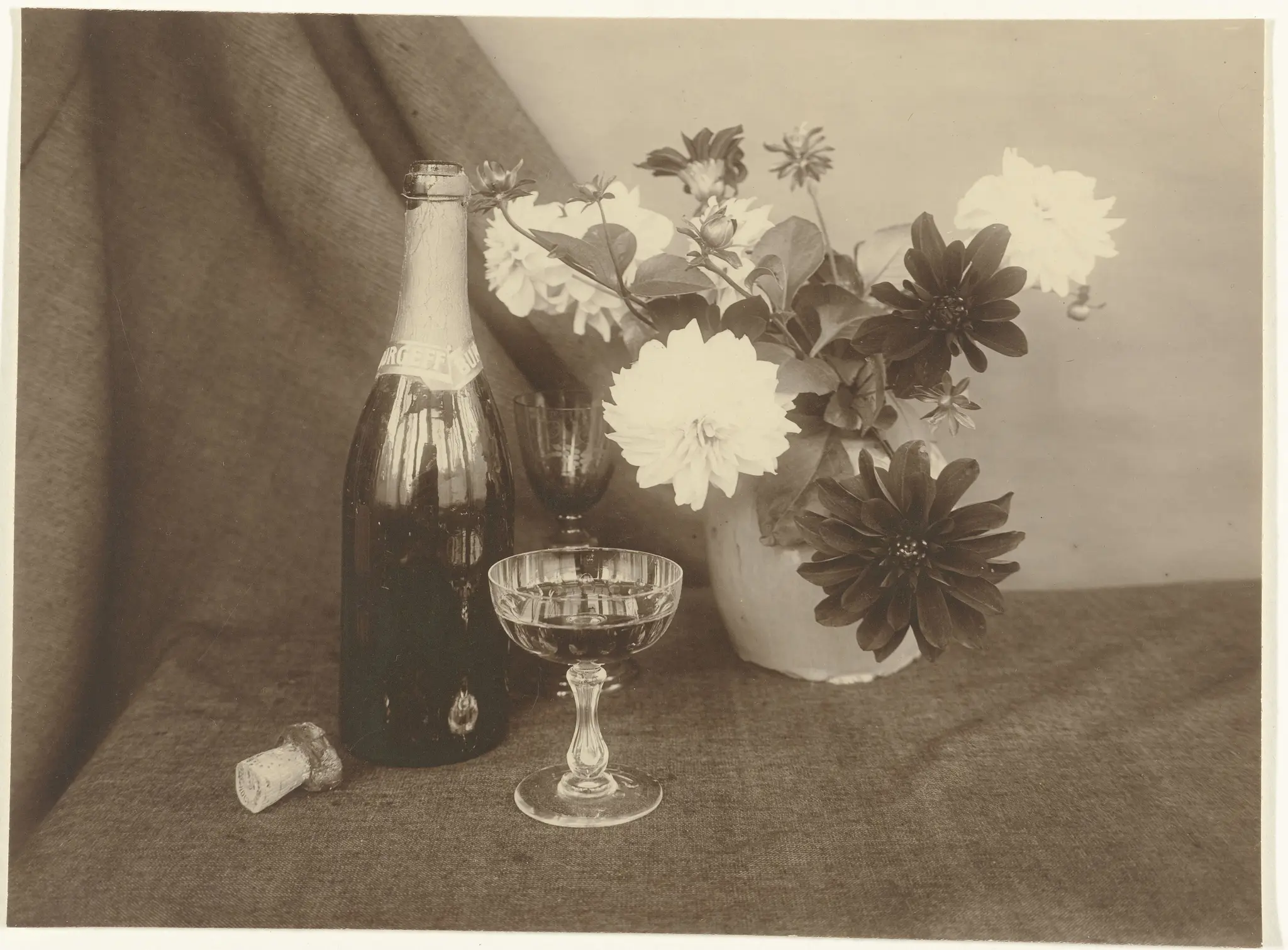 Stilleven met bloemen, champagnefles en glazen by Unknown artist