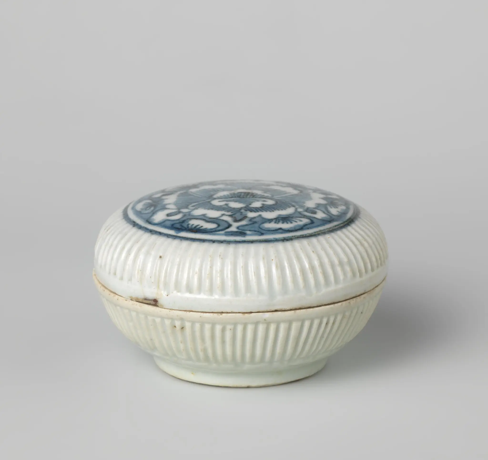 Round box with ribbed sides and a flower in the cover by anonymous