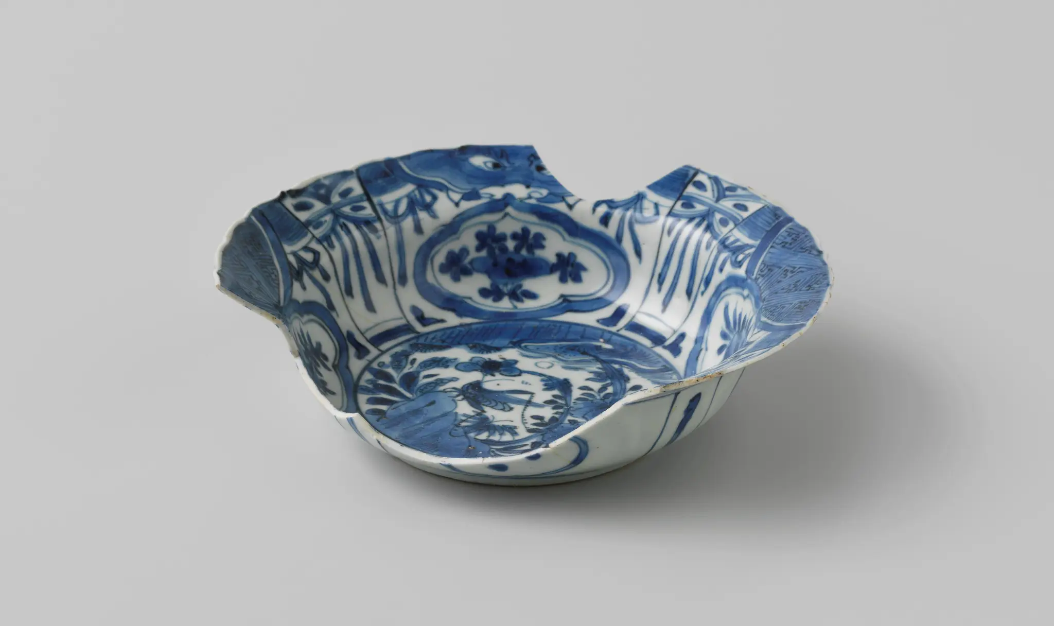 Shallow bowl or 'klapmuts' of Chinese porcelain from the wreck of the Dutch East Indiaman Witte Leeuw by anonymous