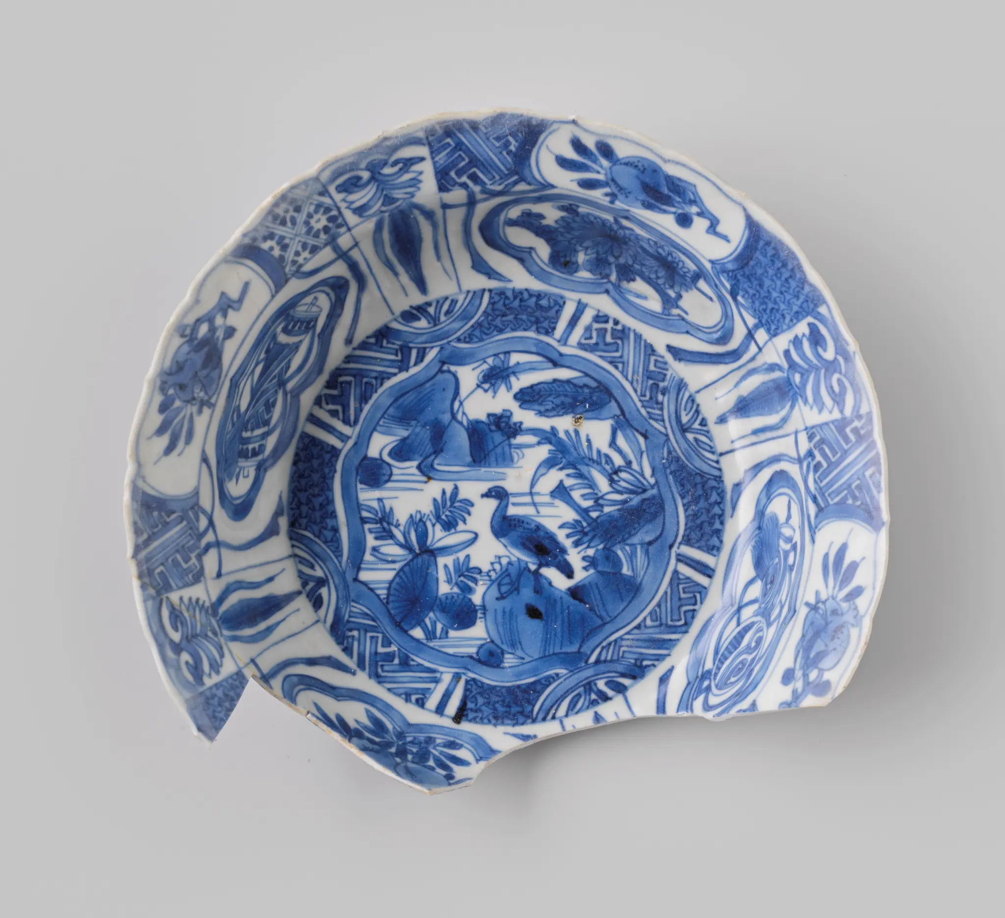 Shallow bowl or klapmuts of Chinese porcelain from the wreck of the Dutch East Indiaman Witte Leeuw by anonymous