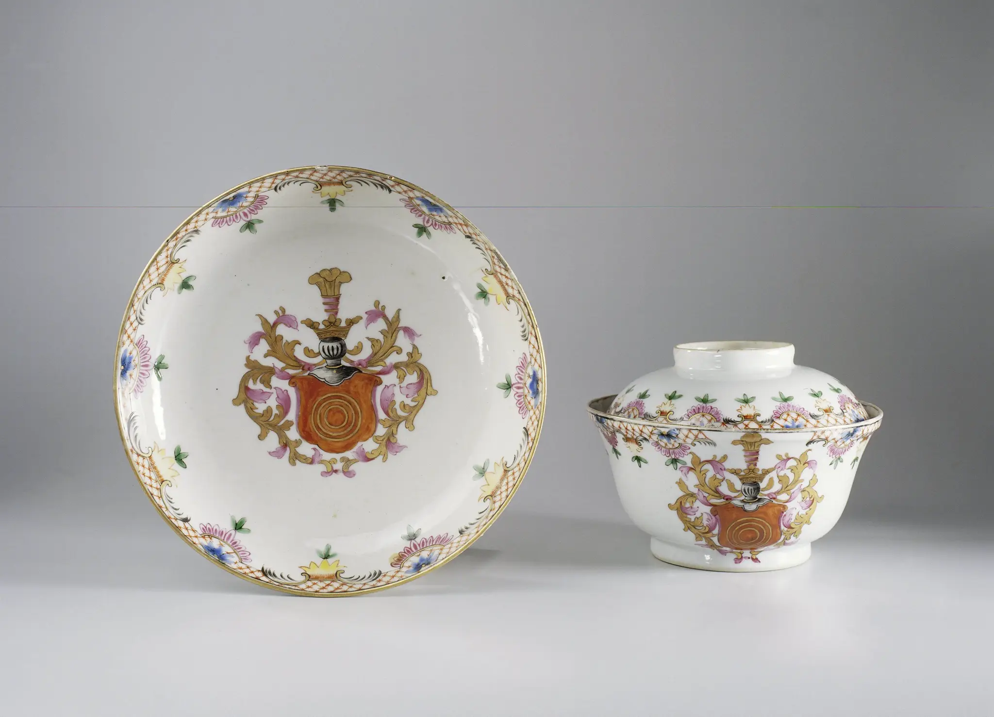 Covered sugarbowl and saucer with the arms of the Romswinckel family by anonymous