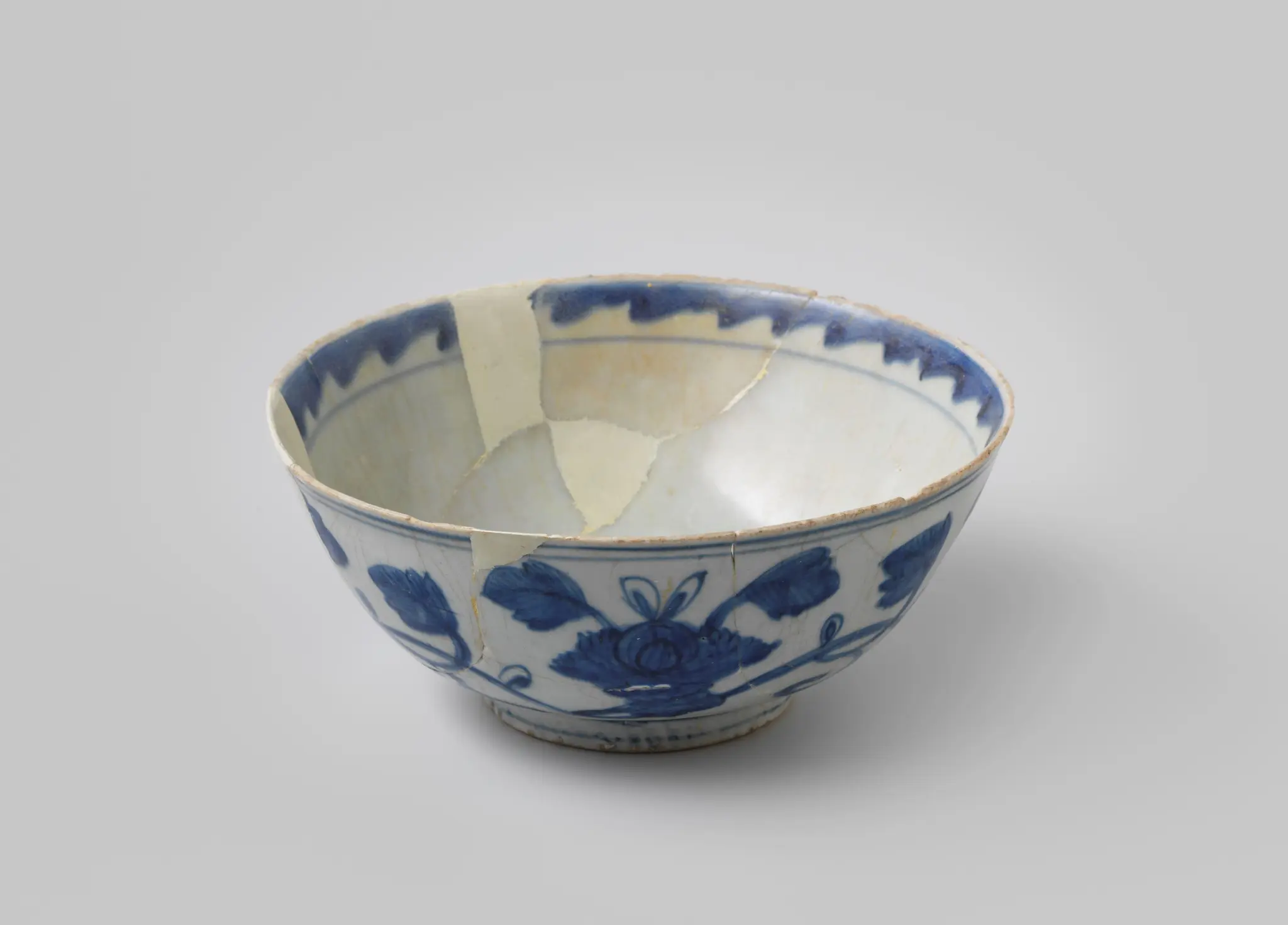 Large bowl of Chinese porcelain from the wreck of the Dutch East Indiaman Witte Leeuw by anonymous