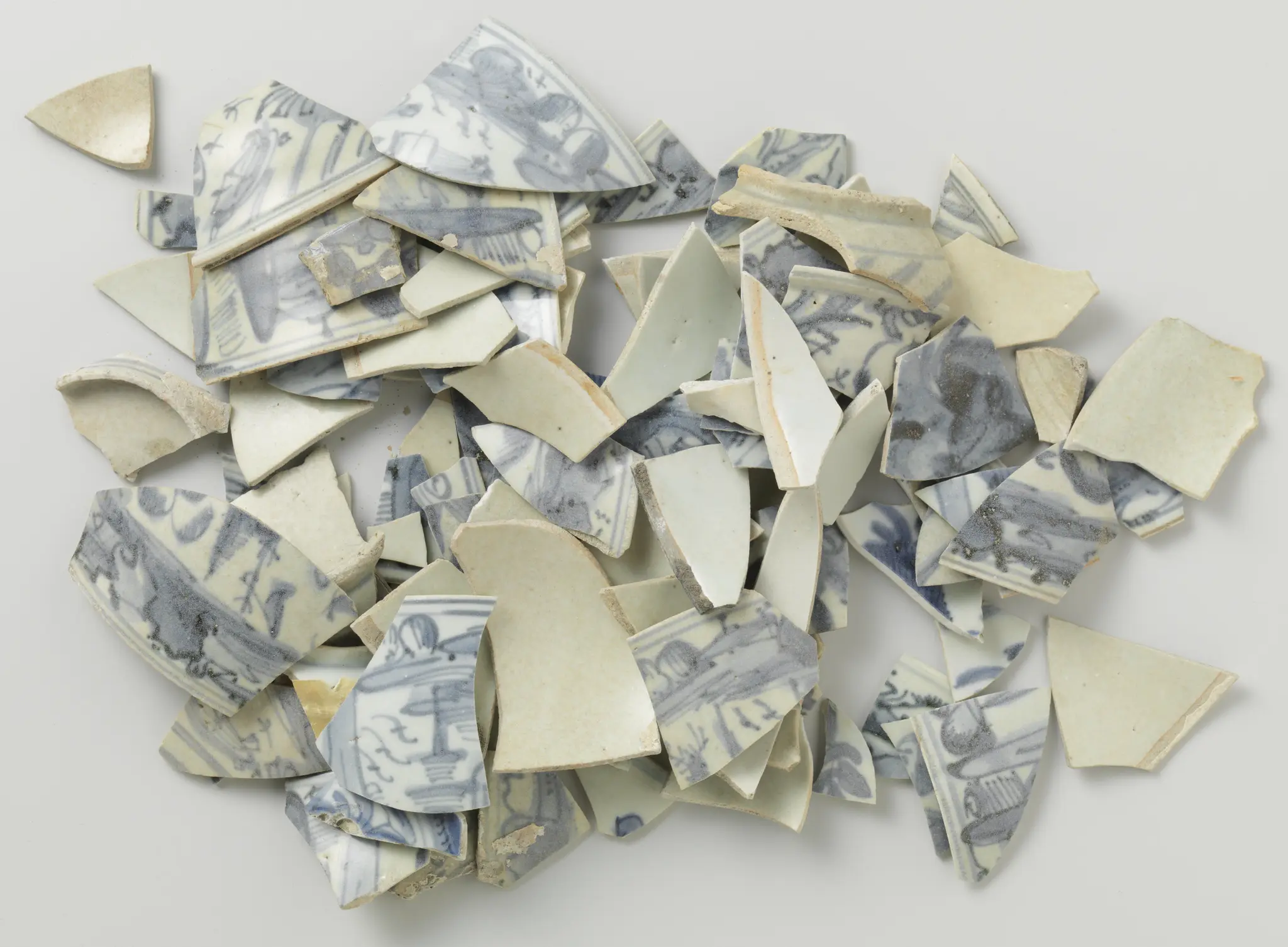 Scherven van kommen en deksels van porselein uit V.O.C.-schip de 'Witte Leeuw' by anonymous