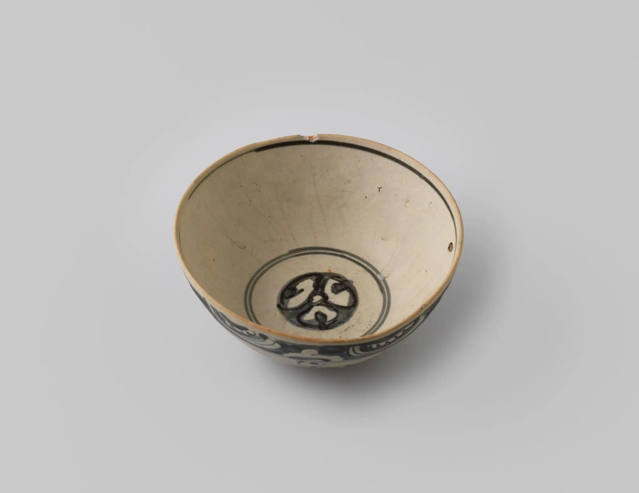 Bowl of Chinese porcelain from the wreck of the Dutch East Indiaman Witte Leeuw by anonymous