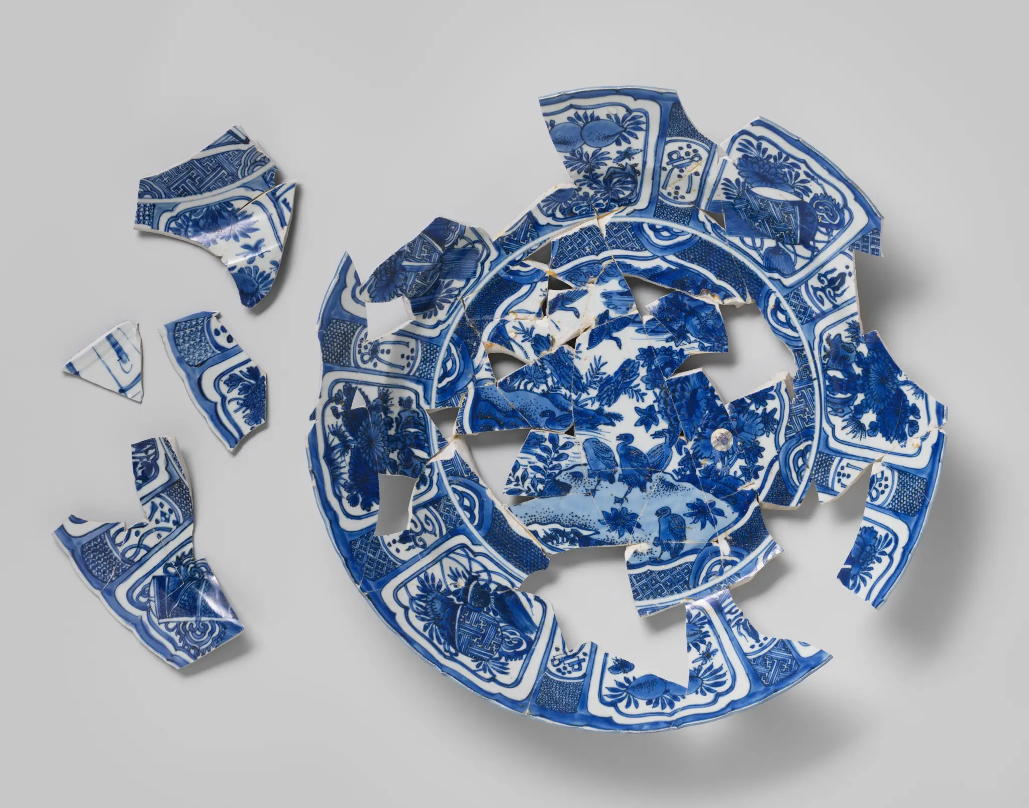 Large plate or 'lampetschotel' of Chinese porcelain from the wreck of the Dutch East Indiaman Witte Leeuw by anonymous