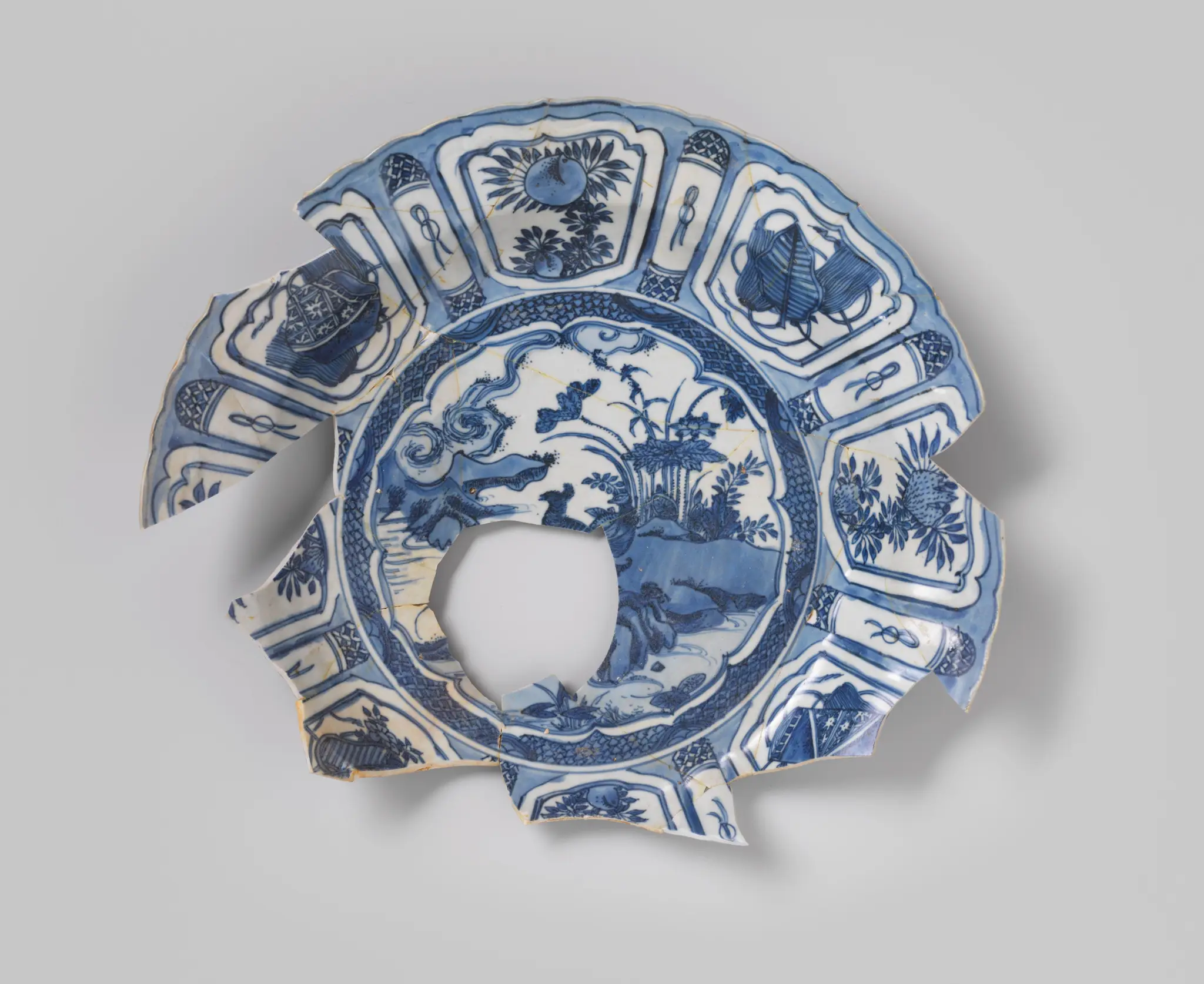 Dish of Chinese porcelain from the wreck of the Dutch East Indiaman Witte Leeuw by anonymous