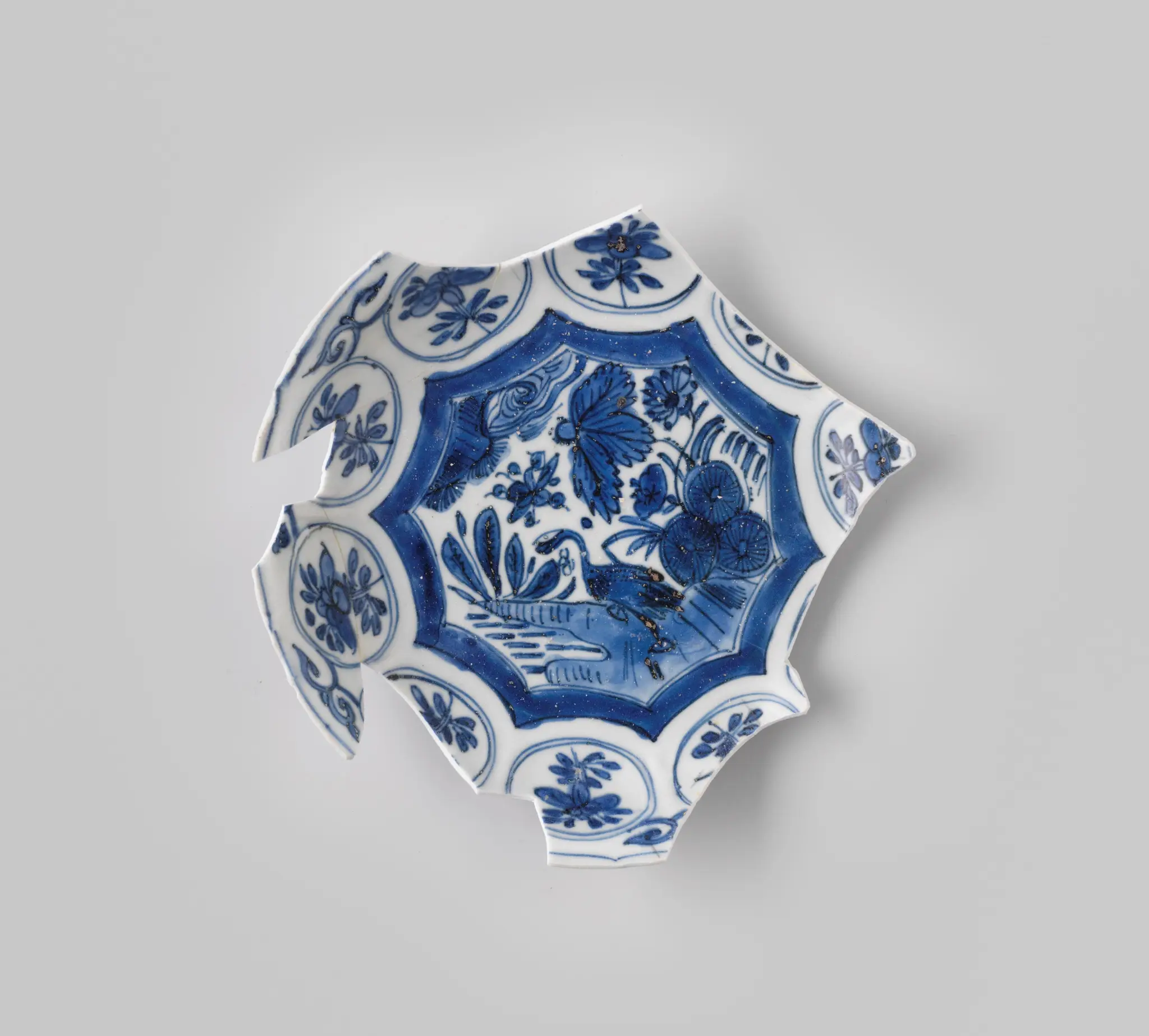 Dish of Chinese porcelain from the wreck of the Dutch East Indiaman Witte Leeuw by anonymous