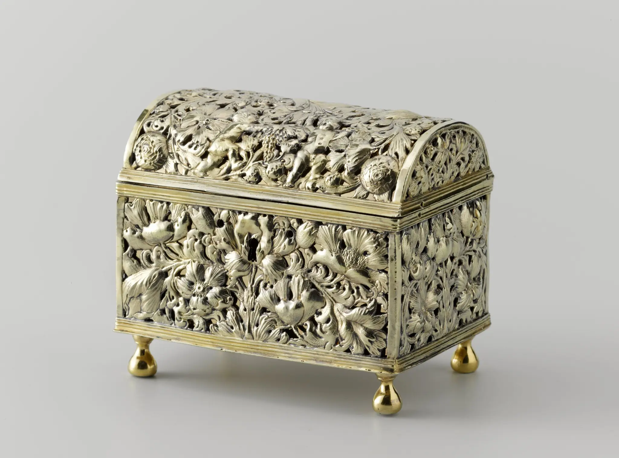 Knottekist van verguld zilver. Wanden en deksel opengewerkt met bloem- en bladwerk. by William Burwash