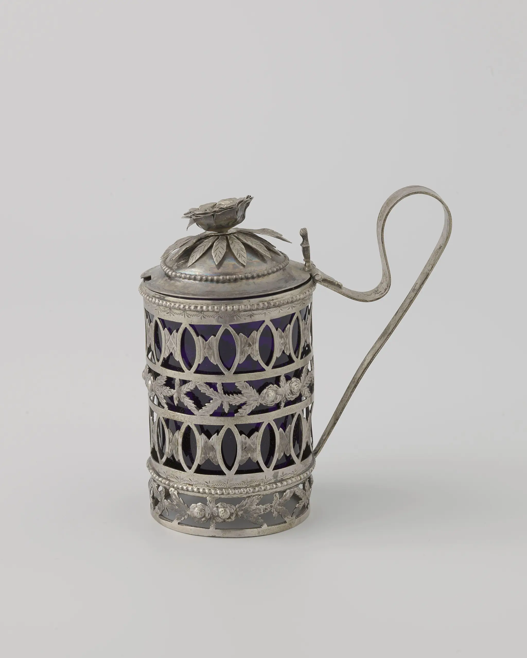 Mosterdpot van zilver, rond, met vier opengewerkte randen. Binnenbak van blauw glas. by anonymous