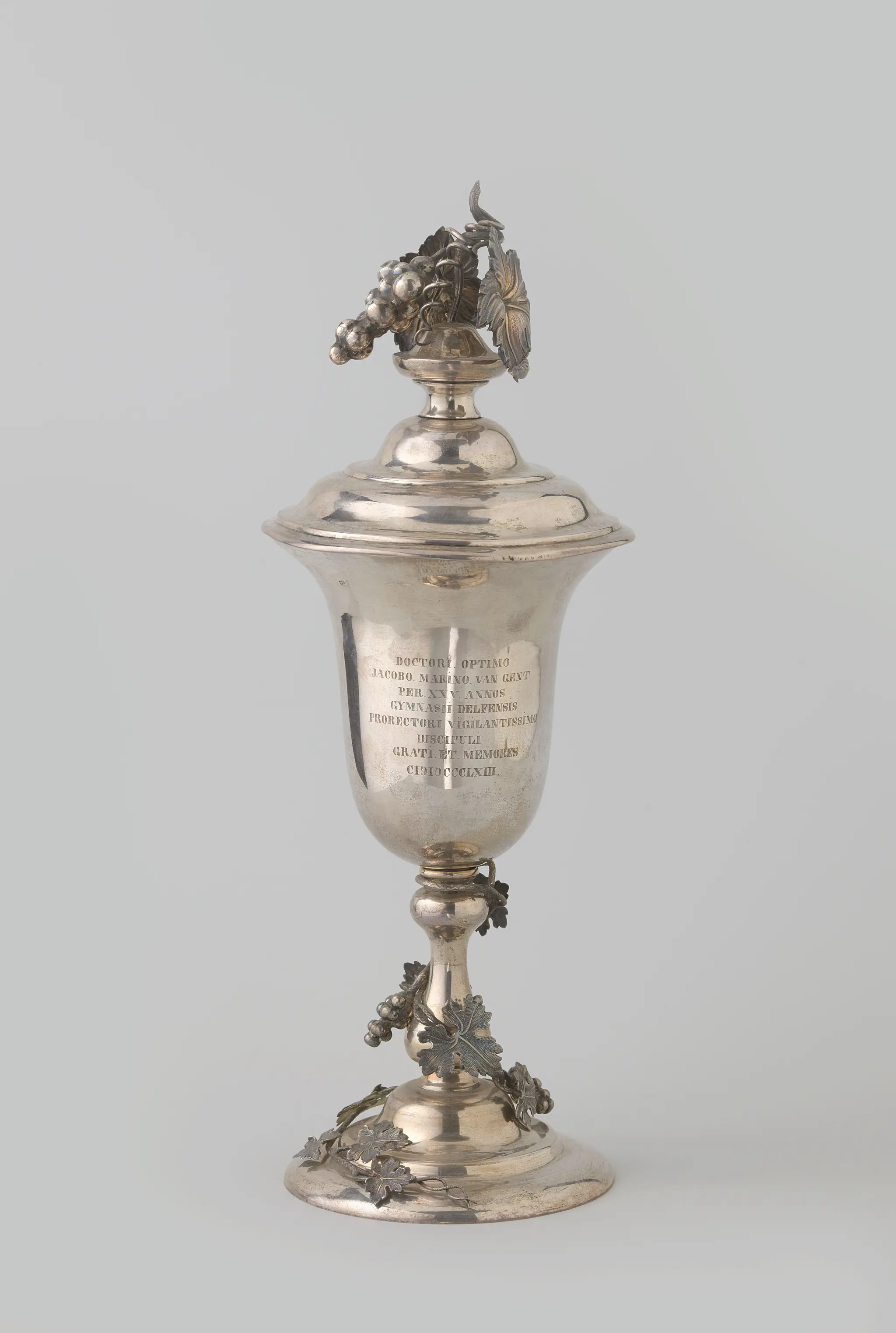 Bokaal met deksel van zilver by C.E. Jedeloo