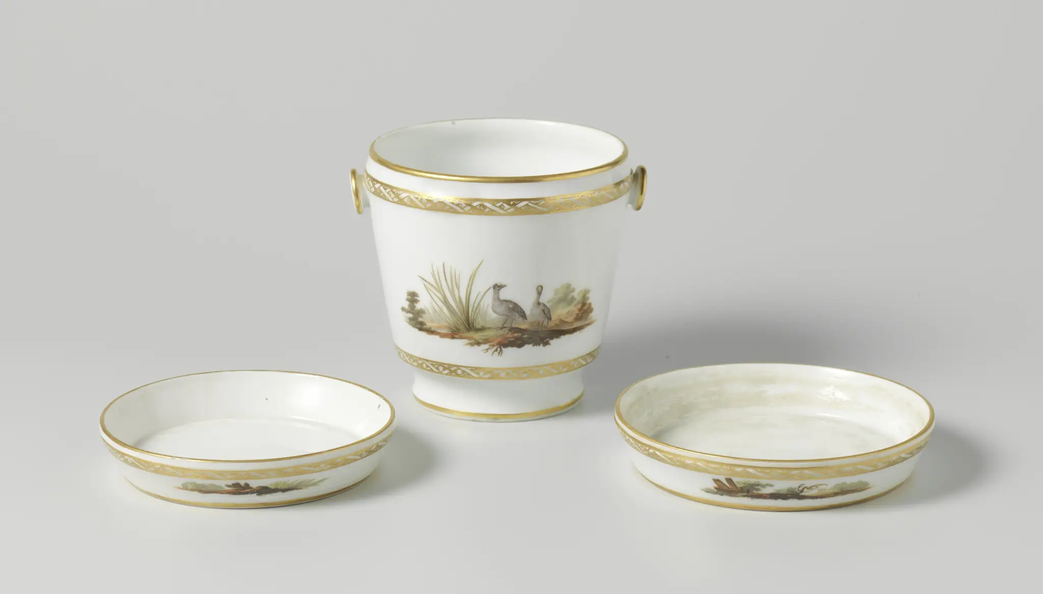 Bloempot en twee onderschotels van porselein by Manufacture Oud-Loosdrecht