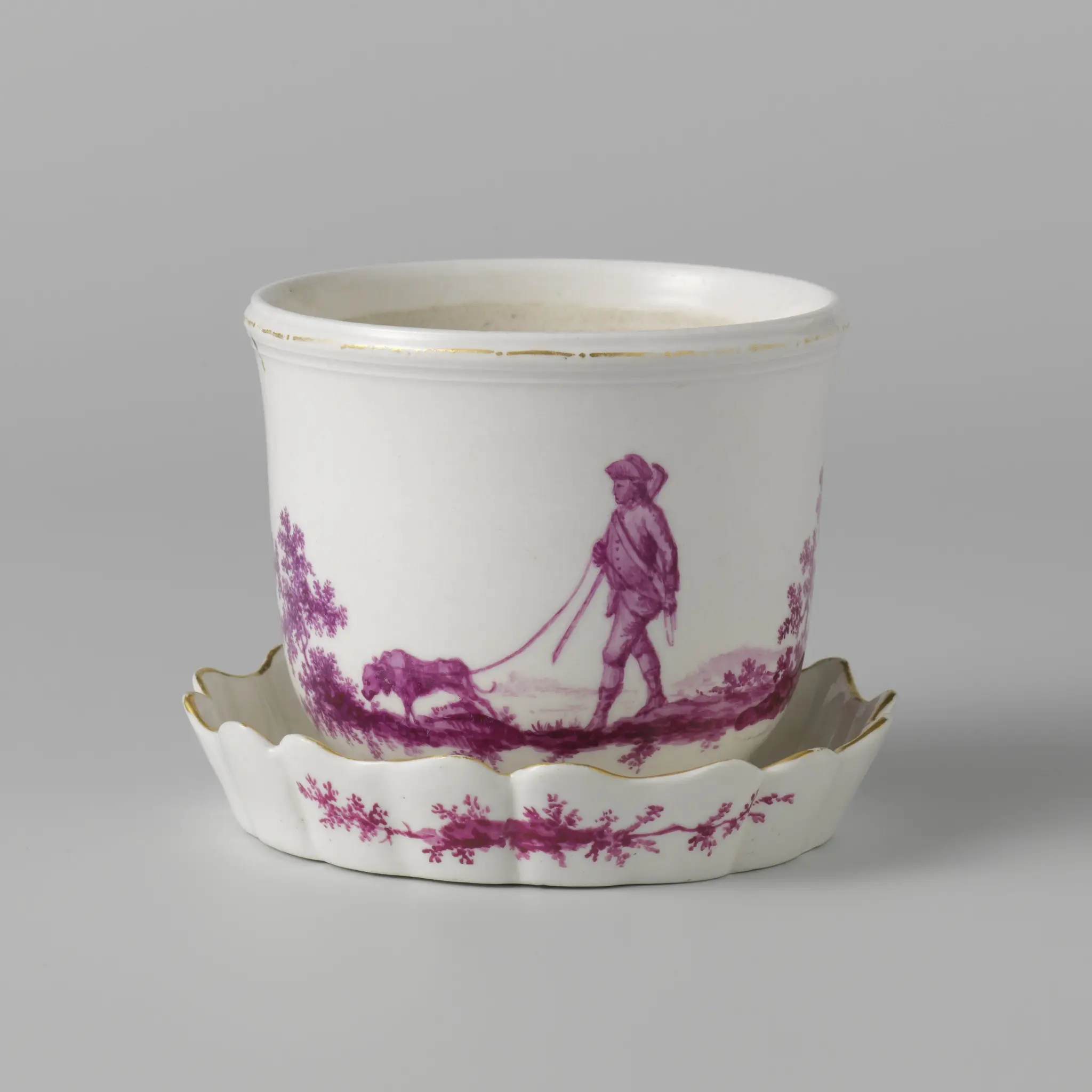 Bloempot en onderschotel van porselein by Unknown artist