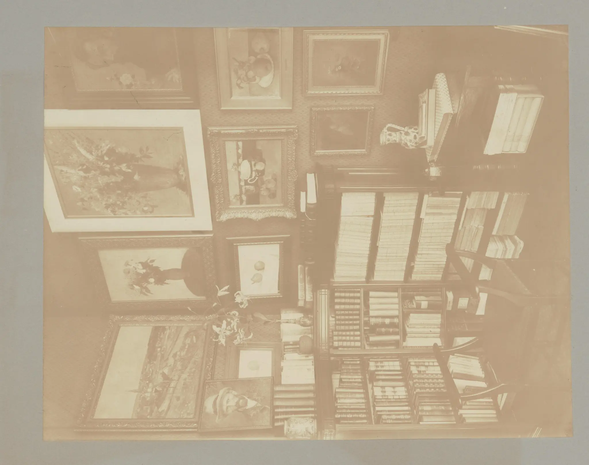 Interieur van Stadhouderskade 56, het woonhuis van Andries Bonger in Amsterdam, met schilderijen van Vincent van Gogh, Émile Bernard en Odilon Redon aan de muur by Willem Jan Gerrit van Meurs
