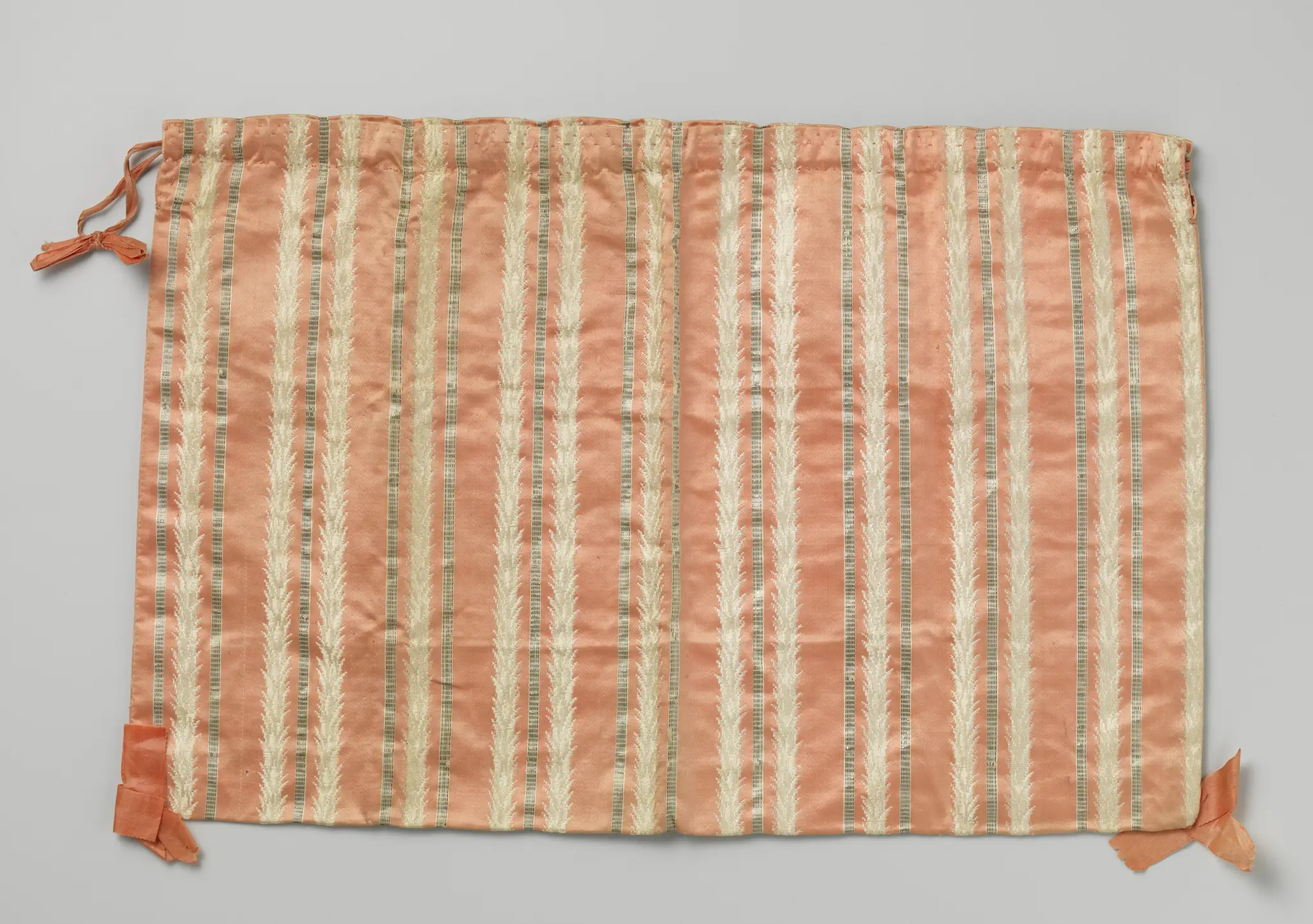 Frivolitétas in plat rechthoekig model, van karmijnrose satijn met ingeweven strepen van wit zijde en zilver draad, voorzien van een gebloemde katoenen voering by anonymous