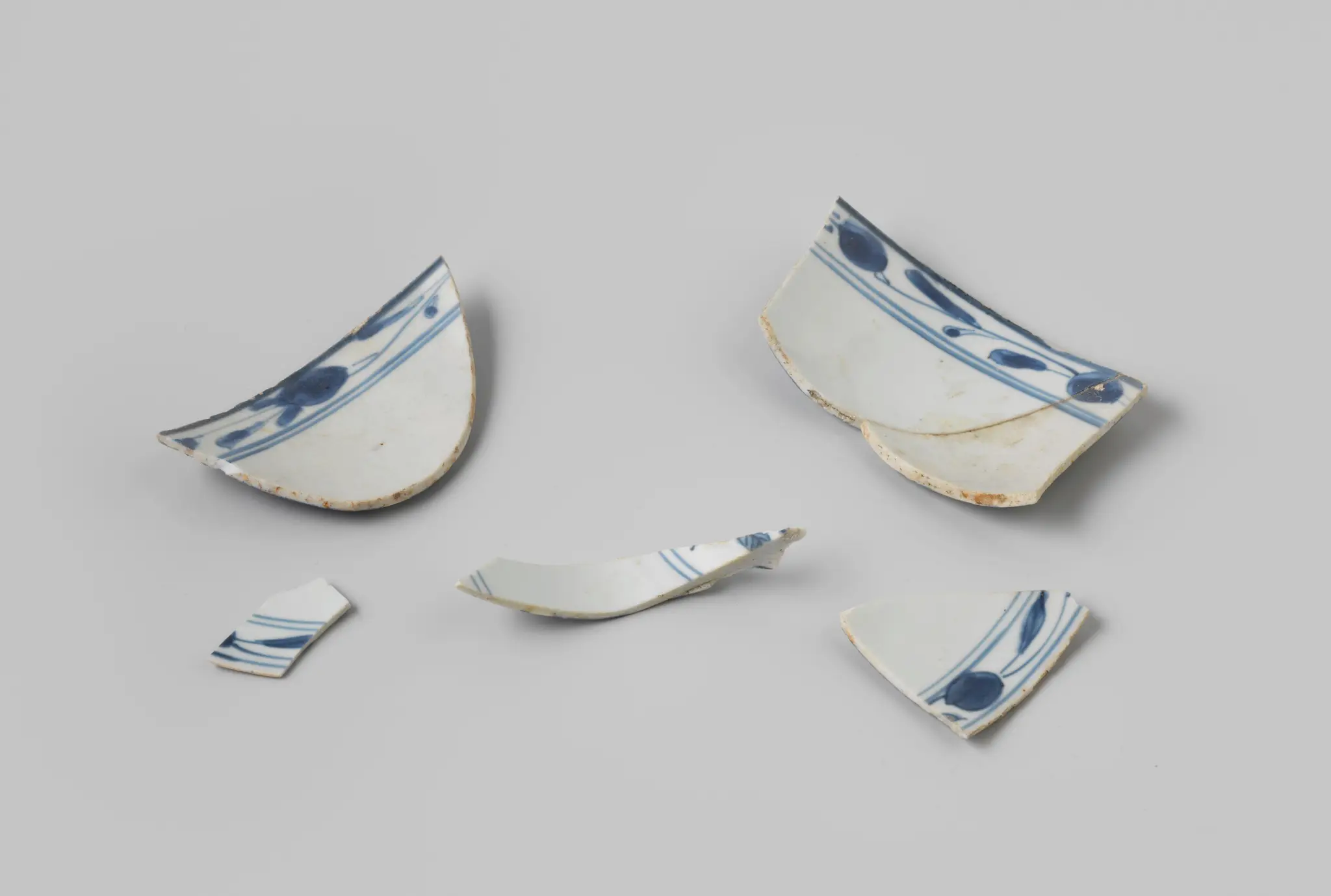 Scherven porselein uit V.O.C.-schip de 'Witte Leeuw' by anonymous