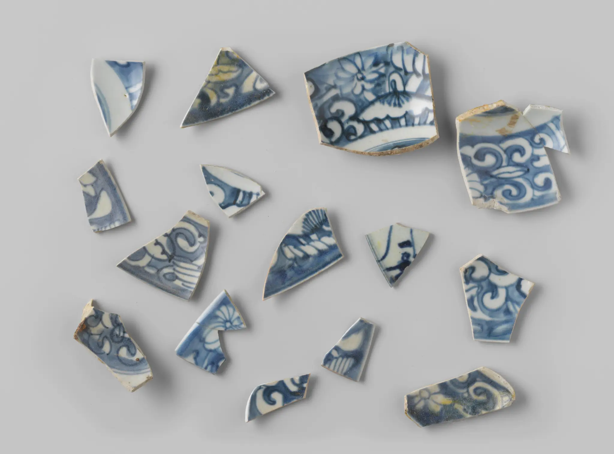 Scherven porselein uit V.O.C.-schip de 'Witte Leeuw' by anonymous