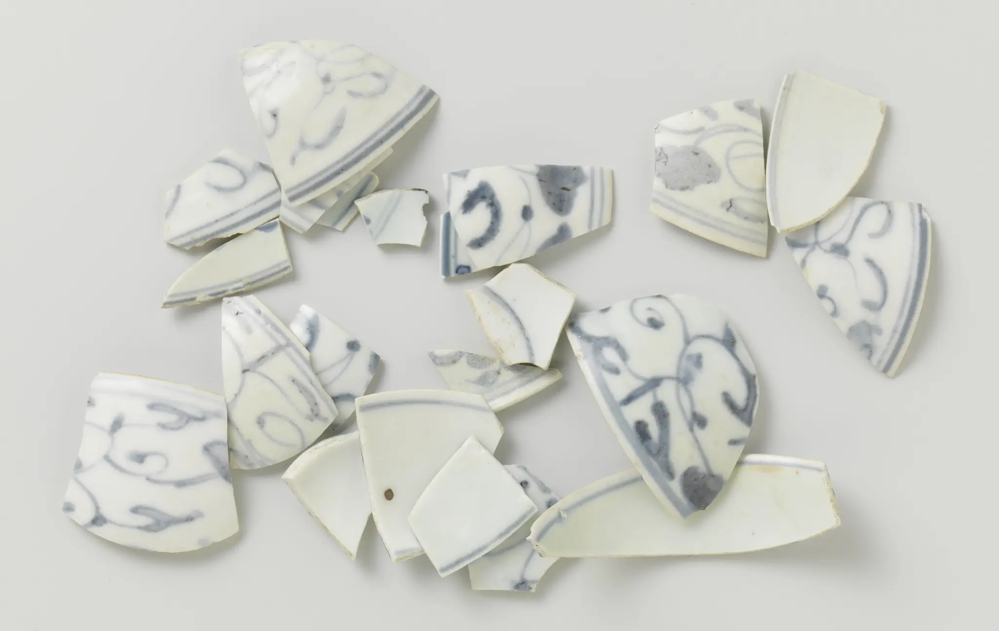 Scherven van porselein uit V.O.C.-schip de 'Witte Leeuw' by anonymous