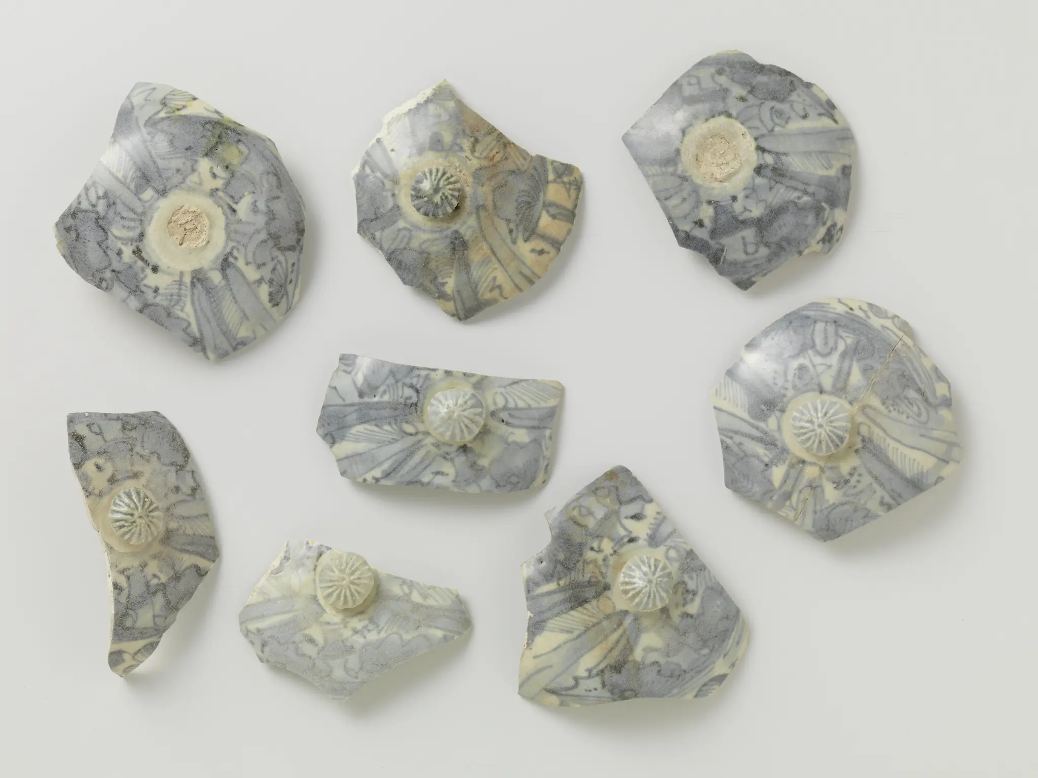 Scherven van kommen en deksels van porselein uit V.O.C.-schip de 'Witte Leeuw' by anonymous