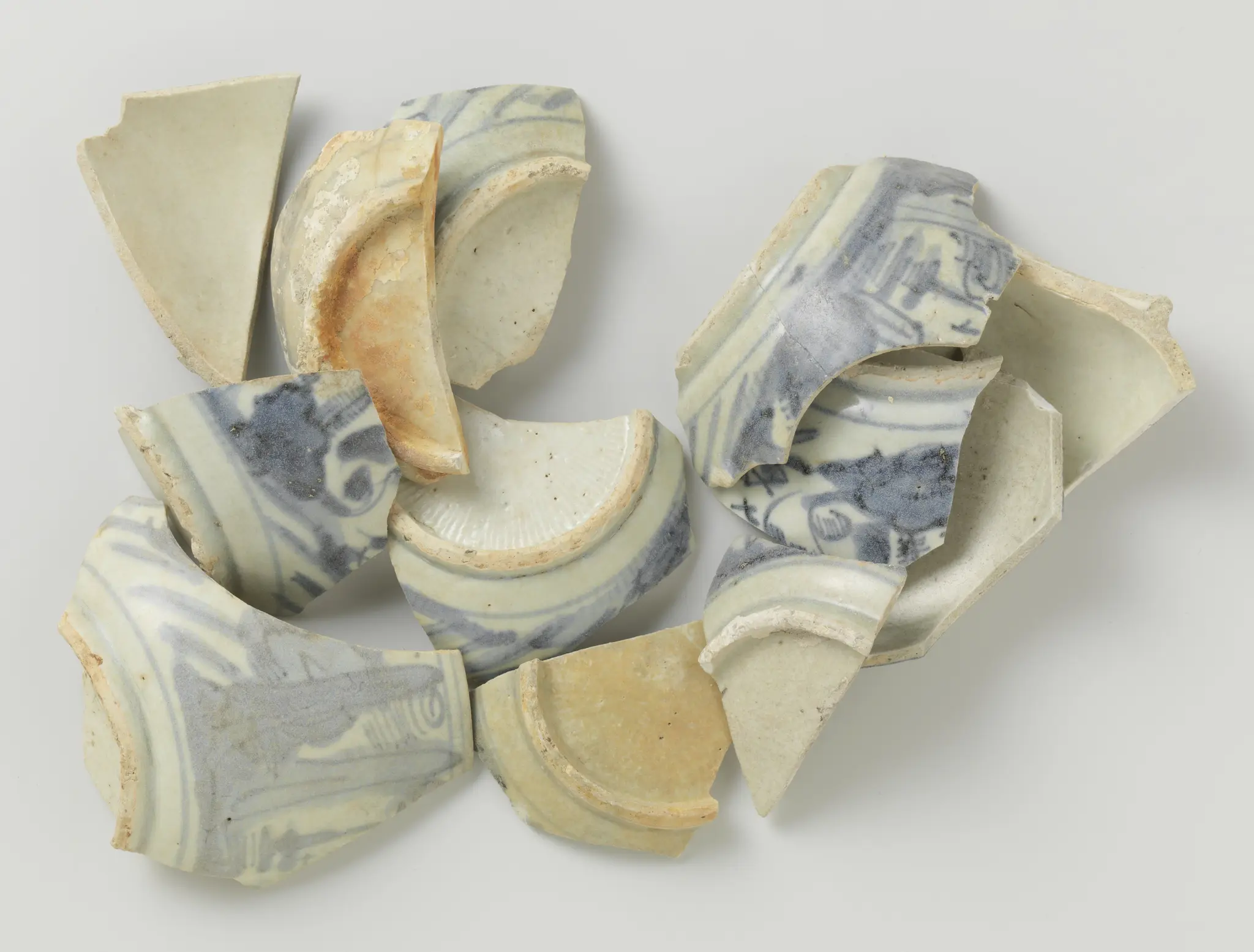 Scherven van bodems en deksels van porselein uit V.O.C.-schip de 'Witte Leeuw' by anonymous