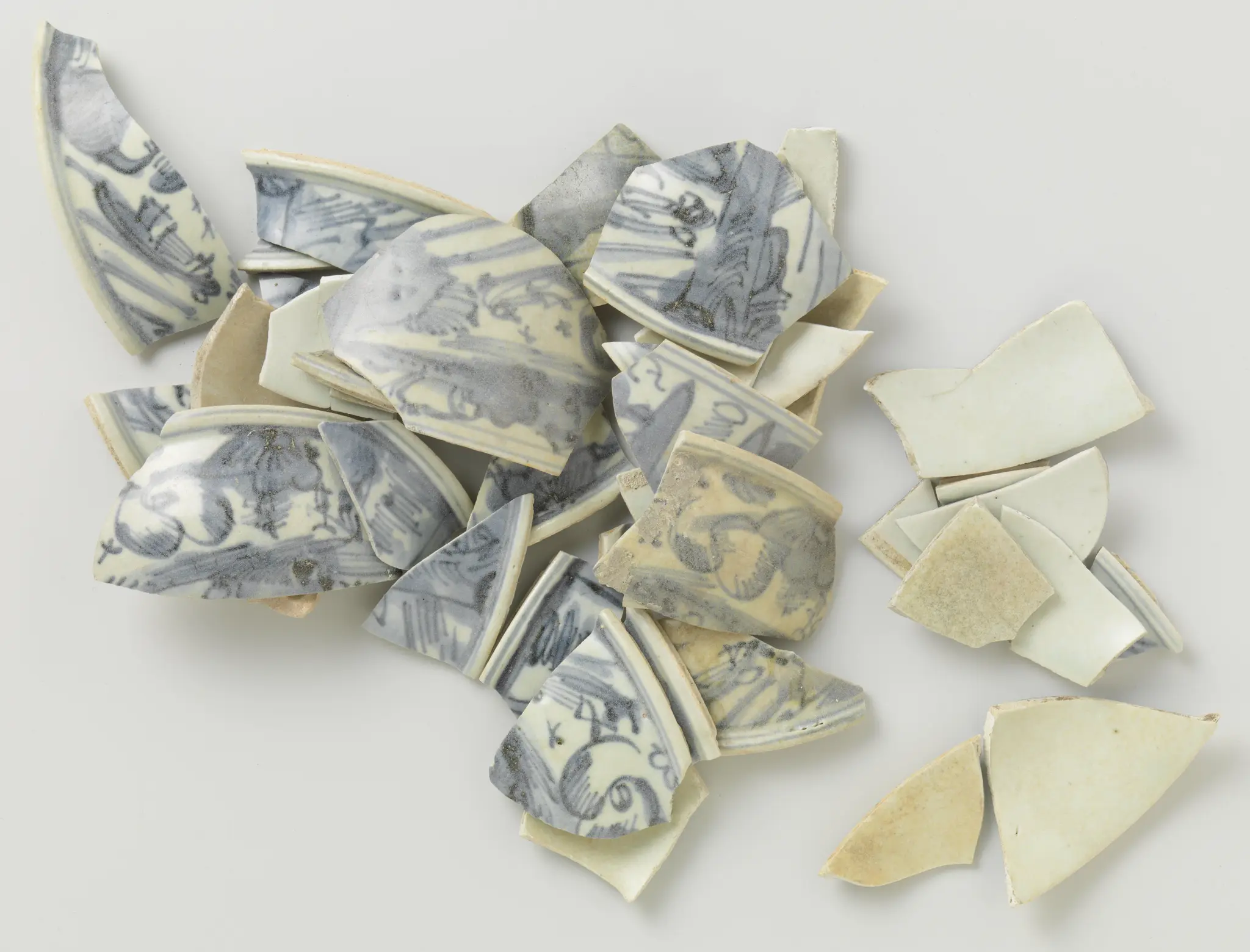 Scherven van porselein van kommen uit V.O.C.-schip de 'Witte Leeuw' by anonymous