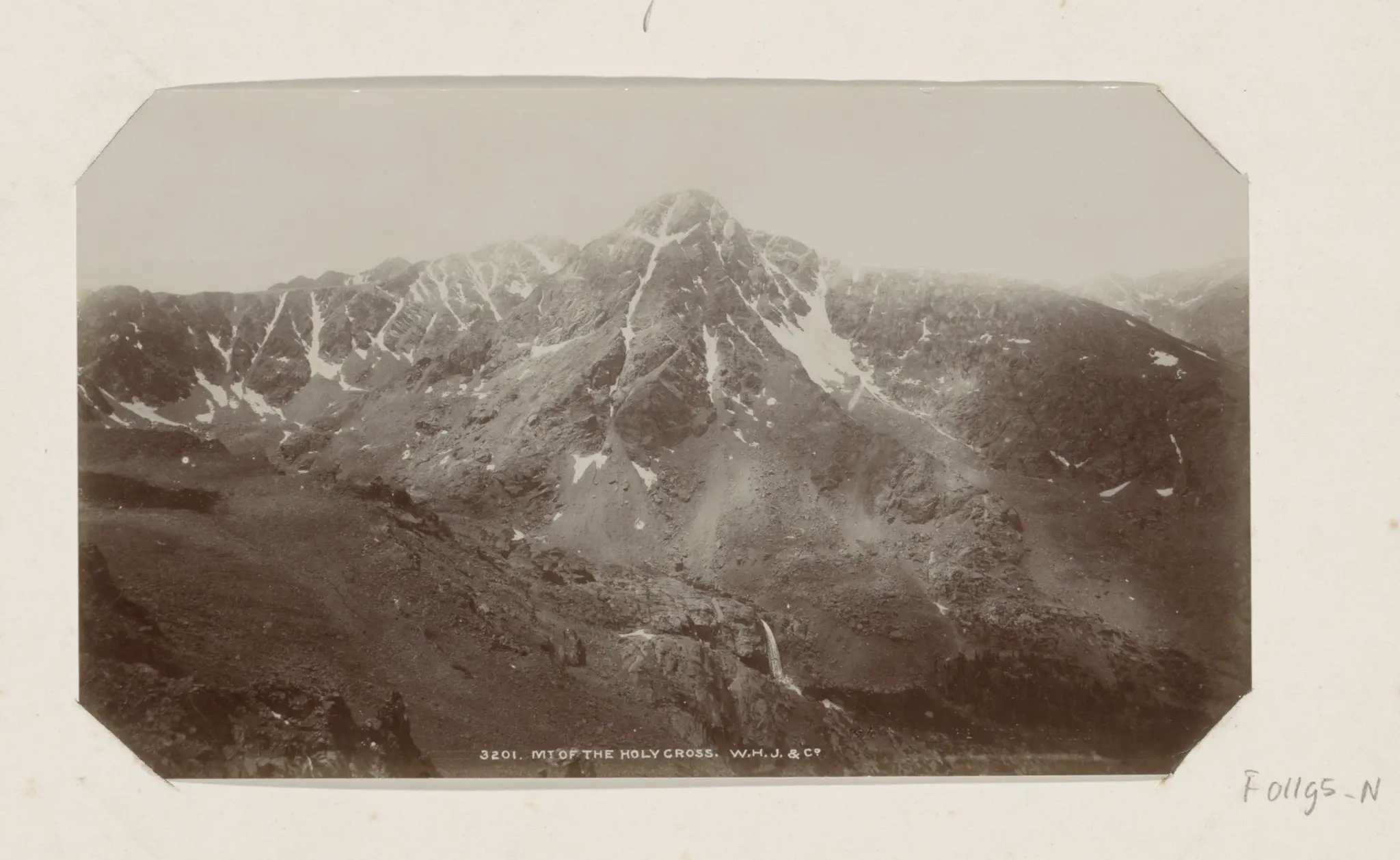Gezicht op Mount of the Holy Cross in de Rocky Mountains by William Henry Jackson
