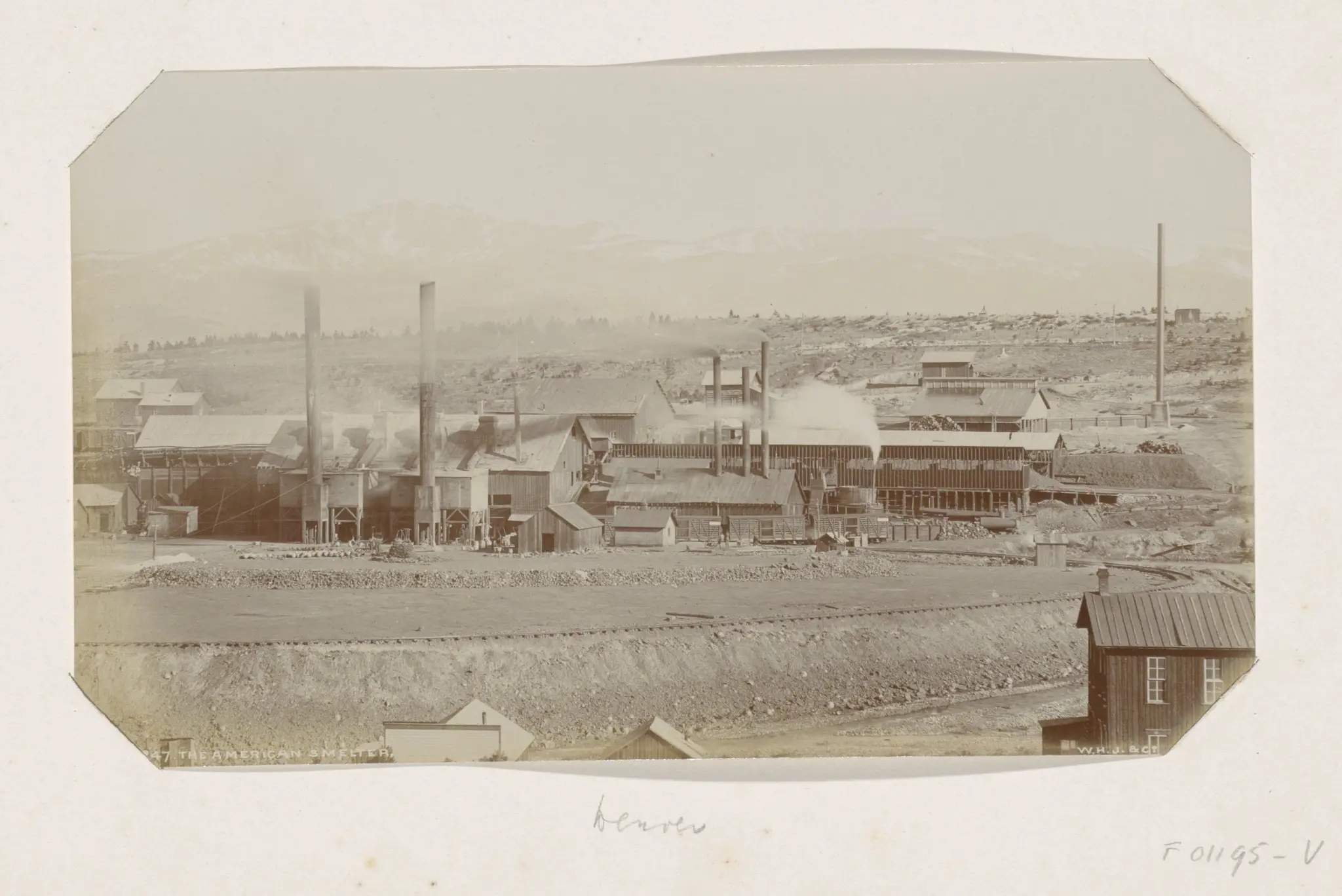 Gebouwen en schoorsteenpijpen van een smelterij in Noord-Amerika by William Henry Jackson