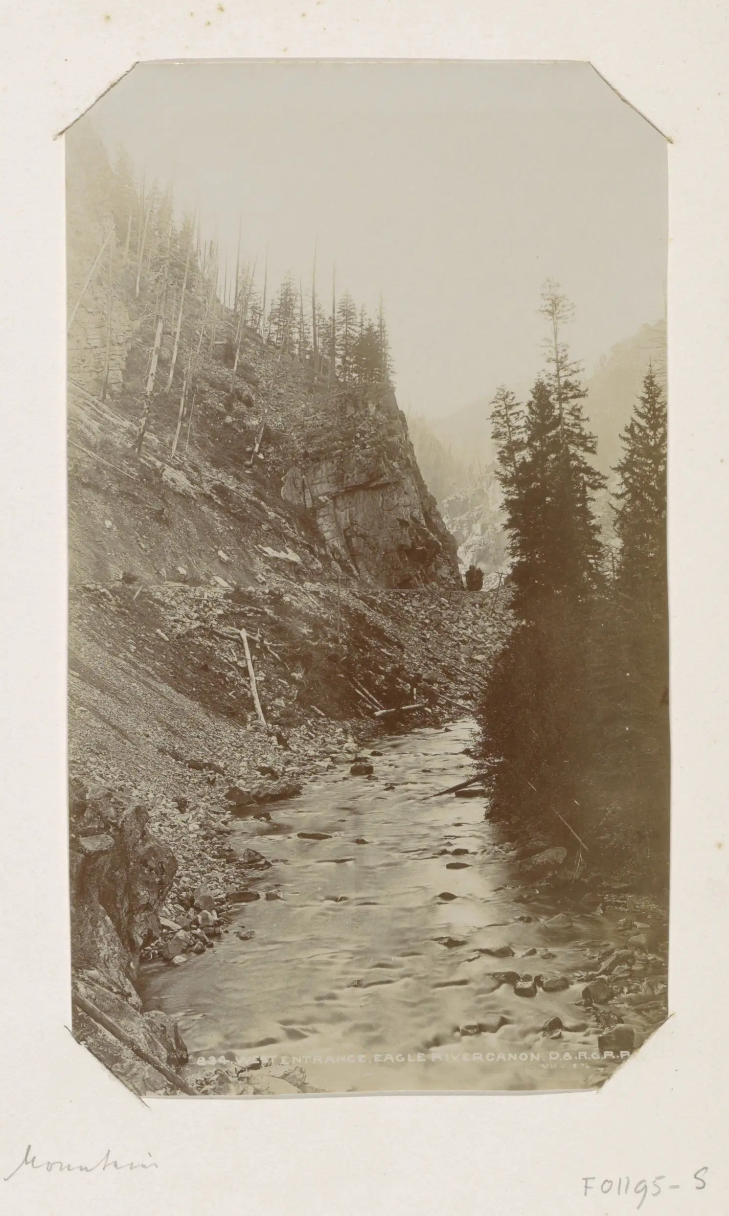 Westzijde van Eagle River Canyon in Colorado by William Henry Jackson