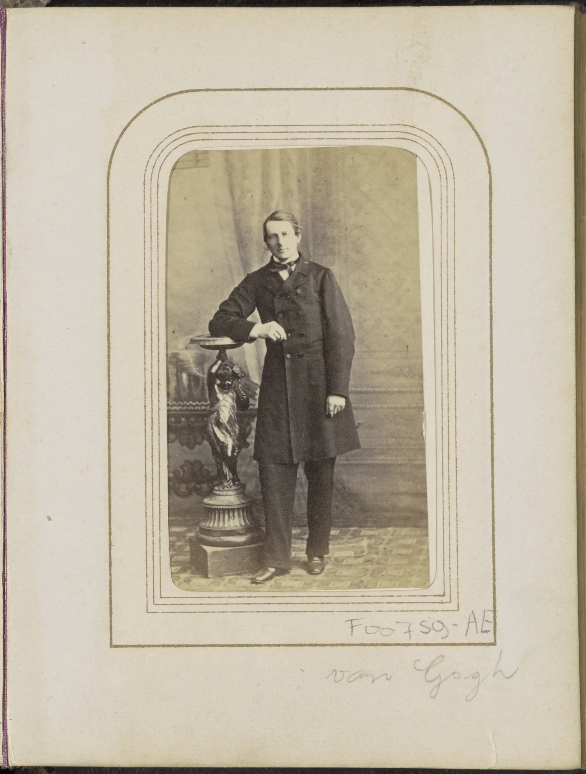 Portret van een man bij een piëdestal, mogelijk Hein van Gogh by anonymous