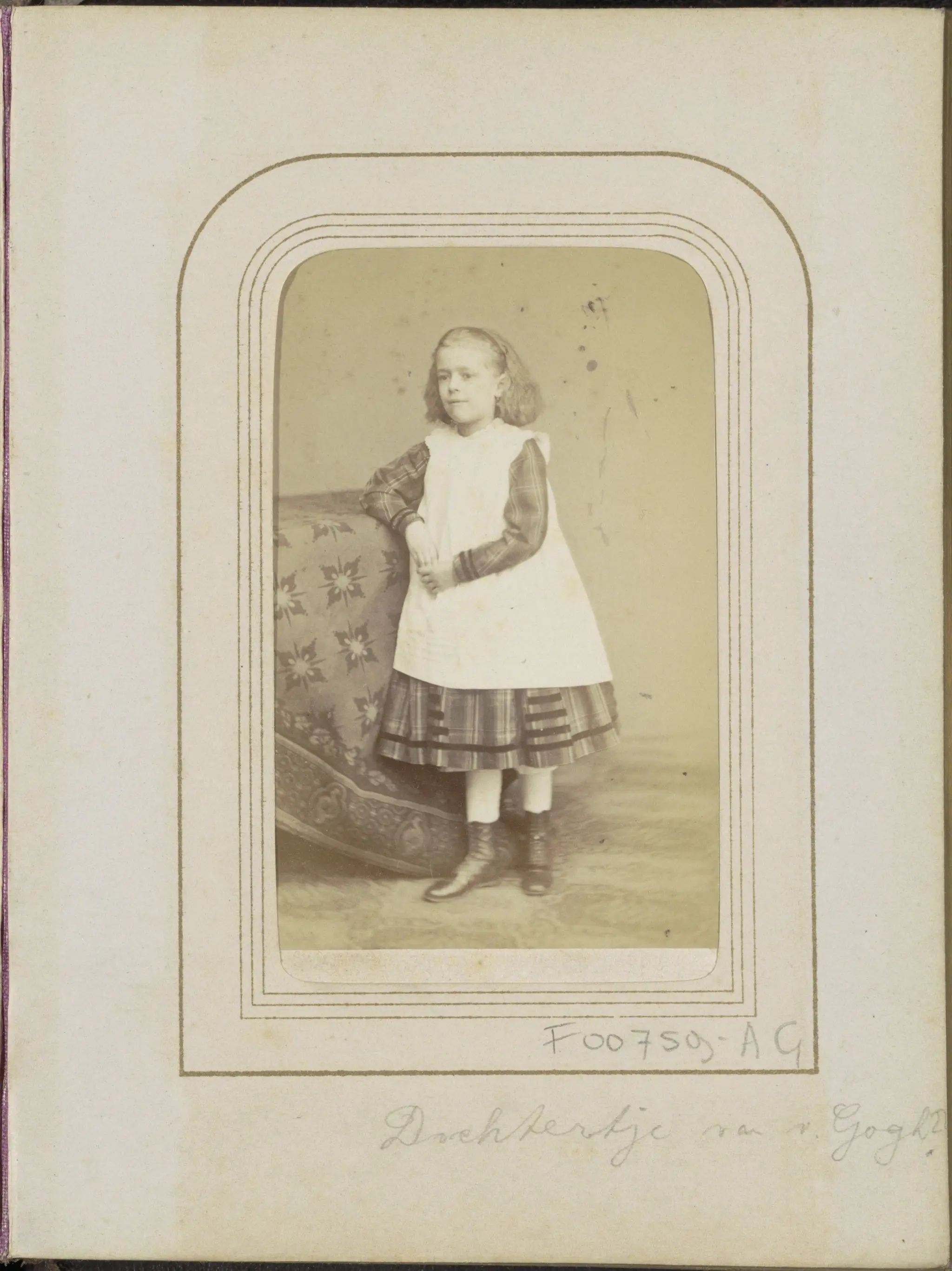 Portret van een meisje bij een kleed, aangeduid als dochtertje van Van Gogh by Pierre Alexis Mottu