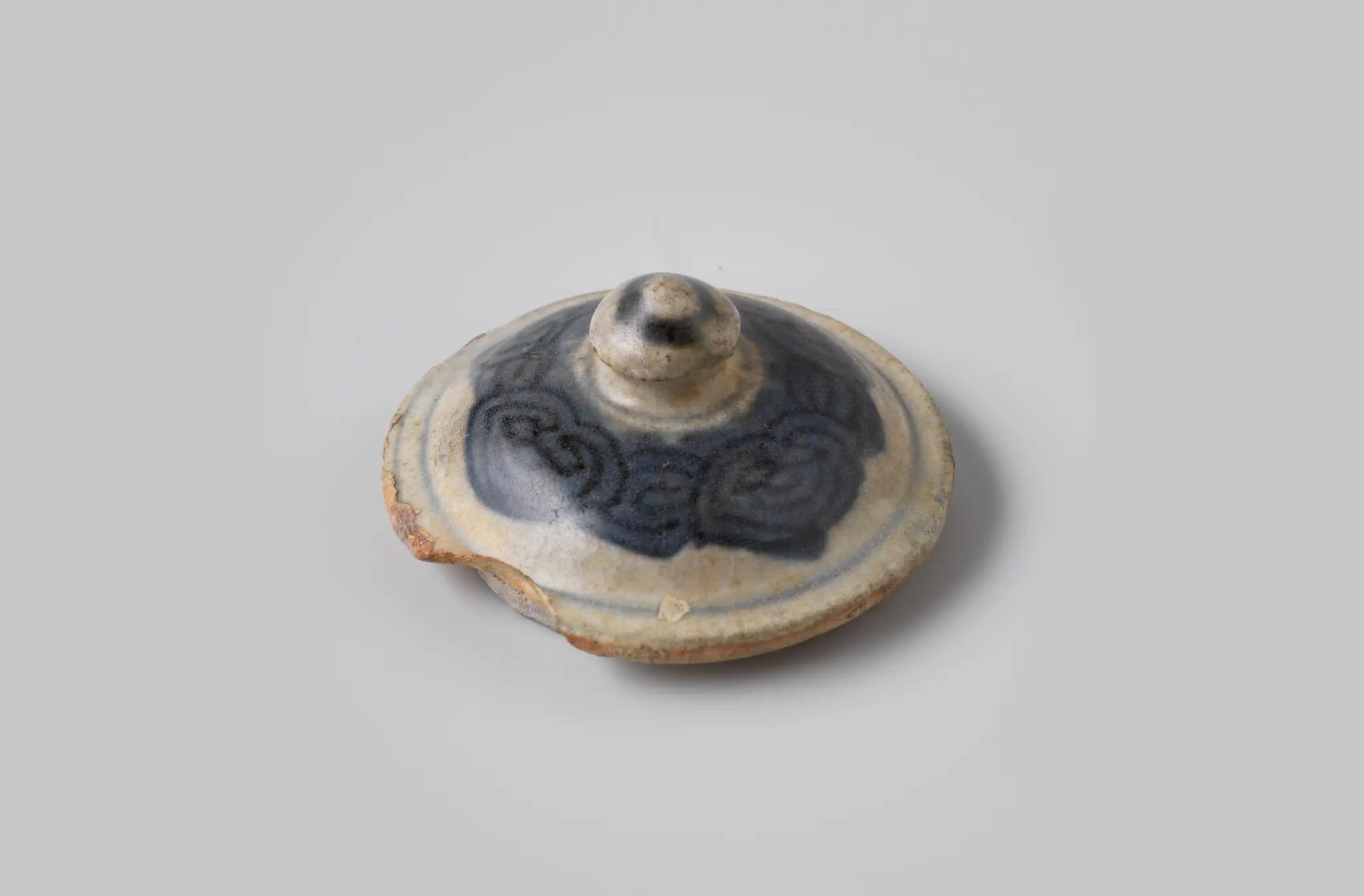 Lid of Chinese porcelain of a winepot or kendi from the wreck of the Dutch East Indiaman Witte Leeuw by anonymous